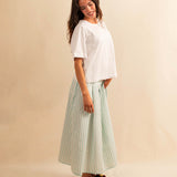 Das weisse T-Shirt DAKOTA von LABEL17 ist aus 100% hochwertiger Baumwolle besticht durch seinen femininen A-förmigen Schnitt – ein zeitloses Basic, das zu jedem Outfit passt. Ob zum Skirt LINA, zur Lieblingsjeans oder als Basis für einen layered Look.