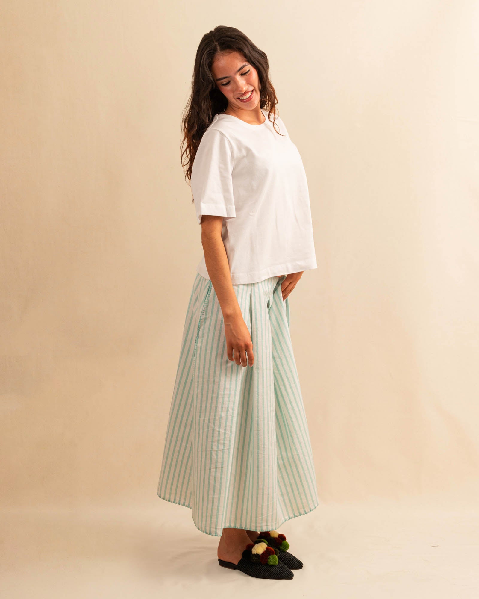 Das weisse T-Shirt DAKOTA von LABEL17 ist aus 100% hochwertiger Baumwolle besticht durch seinen femininen A-förmigen Schnitt – ein zeitloses Basic, das zu jedem Outfit passt. Ob zum Skirt LINA, zur Lieblingsjeans oder als Basis für einen layered Look.