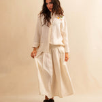 LABEL17's Skirt LINA ist ein Faltenrock in Midi-Länge aus einem leichten Leinen-Baumwoll-Mischgewebe, angenehm auf der Haut und ideal für warme Tage. Veredelt mit drei handgefertigten Blumen in verschiedenen Grössen und Farben. Falten auf der Vorderseite und ein elastischer Einsatz am Rücken sorgen für angenehmen Tragekomfort.