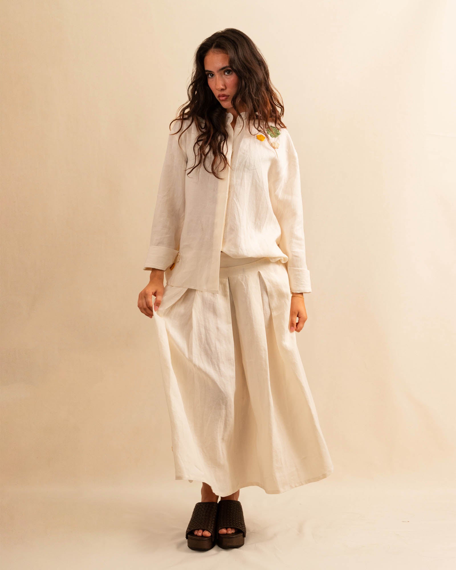 LABEL17's Skirt LINA ist ein Faltenrock in Midi-Länge aus einem leichten Leinen-Baumwoll-Mischgewebe, angenehm auf der Haut und ideal für warme Tage. Veredelt mit drei handgefertigten Blumen in verschiedenen Grössen und Farben. Falten auf der Vorderseite und ein elastischer Einsatz am Rücken sorgen für angenehmen Tragekomfort.
