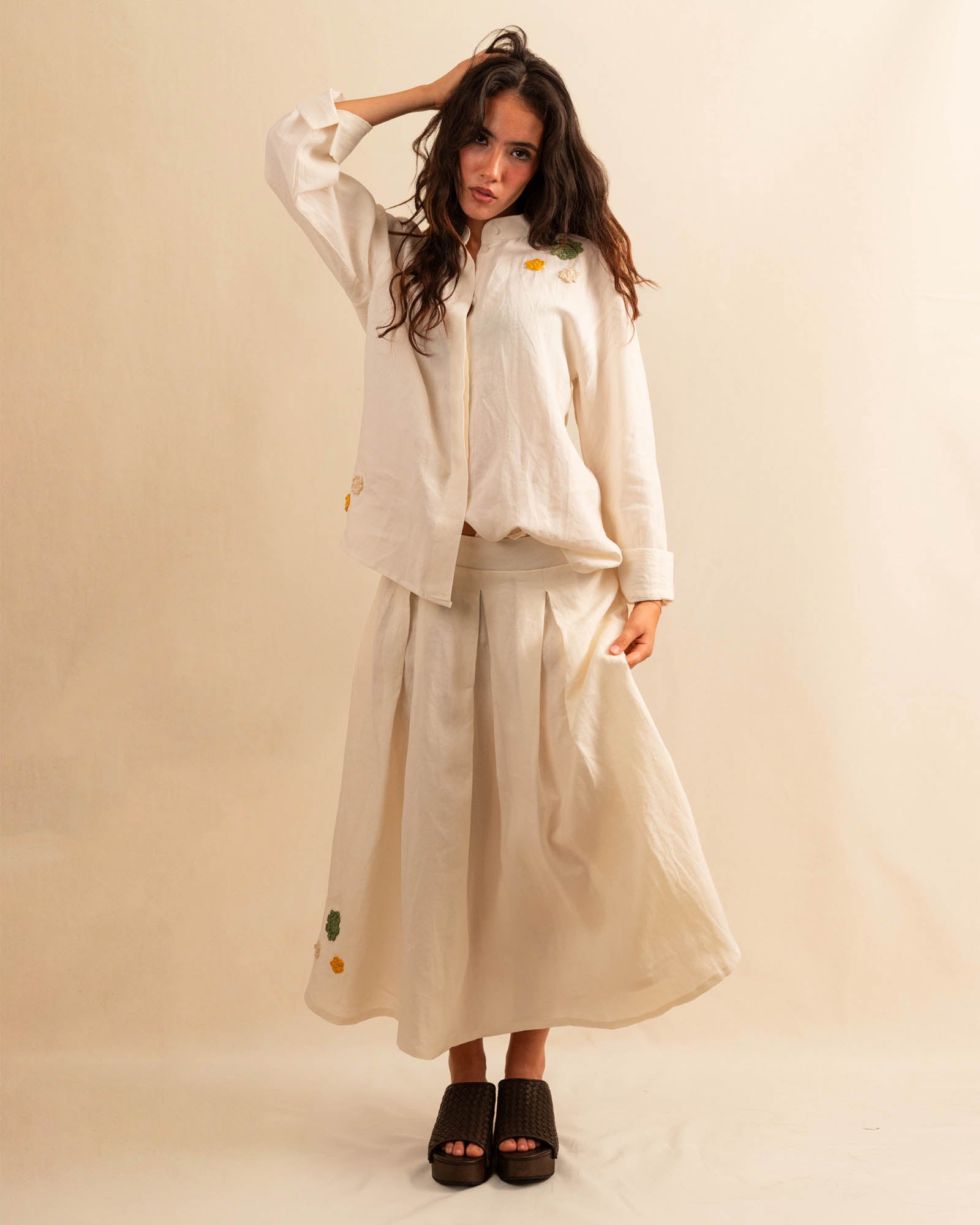 LABEL17's Skirt LINA ist ein Faltenrock in Midi-Länge aus einem leichten Leinen-Baumwoll-Mischgewebe, angenehm auf der Haut und ideal für warme Tage. Veredelt mit drei handgefertigten Blumen in verschiedenen Grössen und Farben. Falten auf der Vorderseite und ein elastischer Einsatz am Rücken sorgen für angenehmen Tragekomfort.