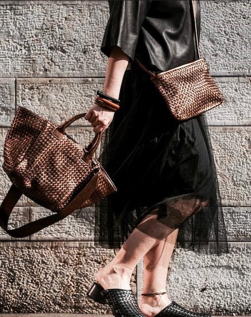LABEL17 Handbag Tresse Medium Majestic aus geschmeidigem, pflanzlich gegerbtem Lamm-Nappaleder, von Hand geflochten, in Town