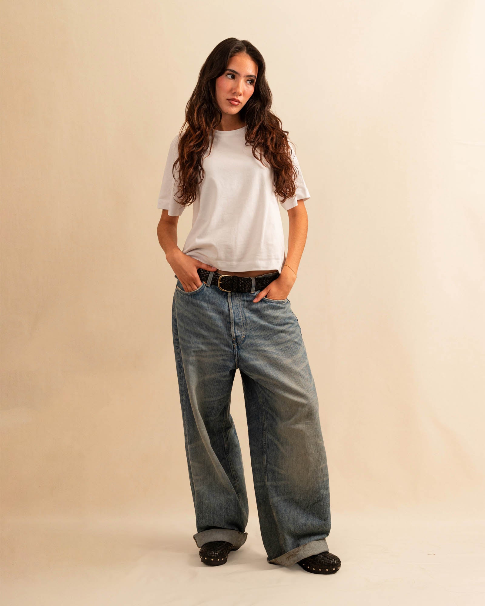 Das weisse T-Shirt DAKOTA von LABEL17 ist aus 100% hochwertiger Baumwolle besticht durch seinen femininen A-förmigen Schnitt – ein zeitloses Basic, das zu jedem Outfit passt. Ob zum Skirt LINA, zur Lieblingsjeans oder als Basis für einen layered Look.