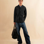 Die Tyrolean Jacket AMADEO aus hochwertigem Wollwalk verbindet alpine Tradition mit modernem Unisex-Schnitt. Knopfverschluss, eine aufgesetzte Brusttasche und zwei Eingrifftaschen machen sie zum funktionalen wie stilsicheren Begleiter für kühle Tage. Robust, windabweisend und zeitlos.