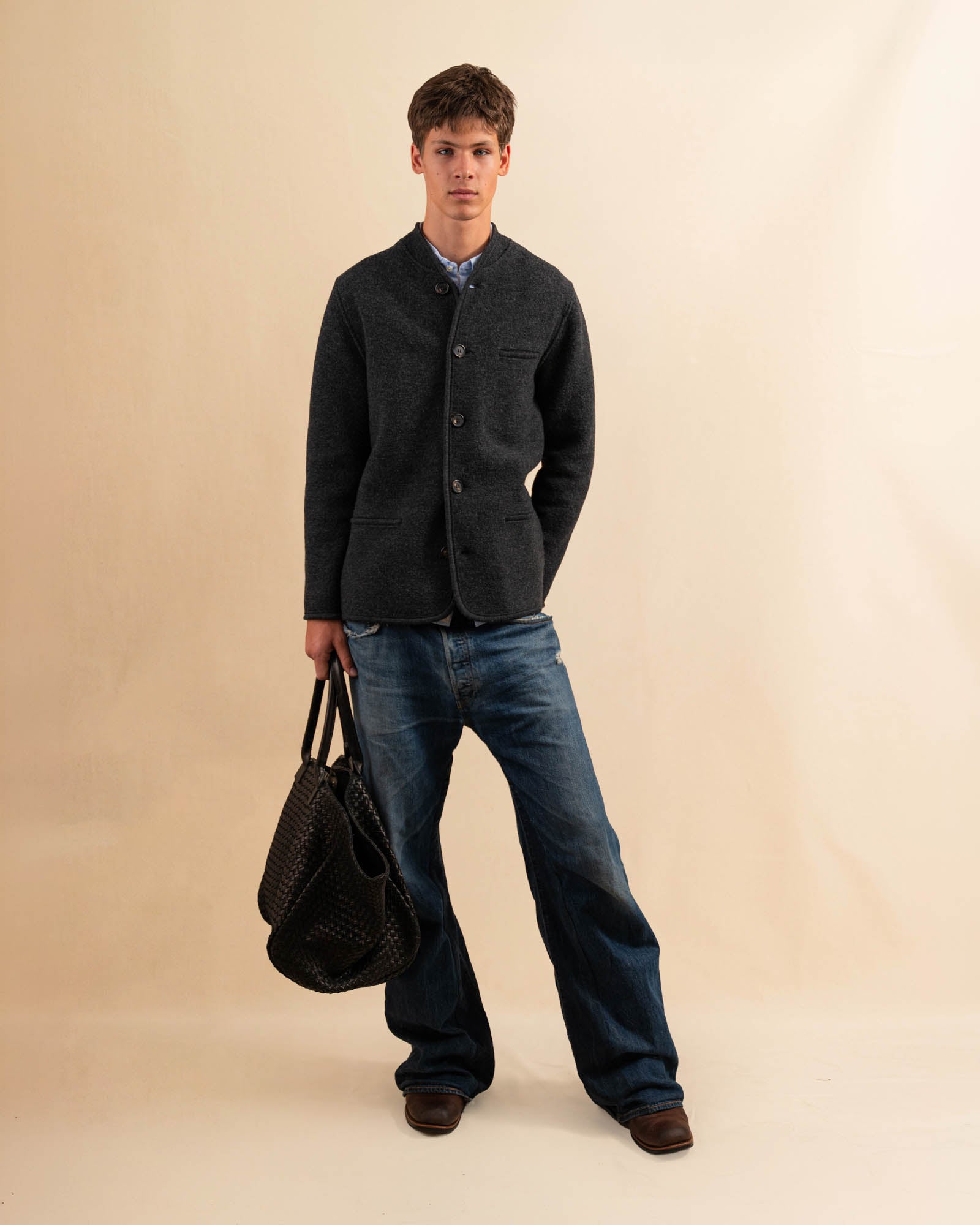 Die Tyrolean Jacket AMADEO aus hochwertigem Wollwalk verbindet alpine Tradition mit modernem Unisex-Schnitt. Knopfverschluss, eine aufgesetzte Brusttasche und zwei Eingrifftaschen machen sie zum funktionalen wie stilsicheren Begleiter für kühle Tage. Robust, windabweisend und zeitlos.