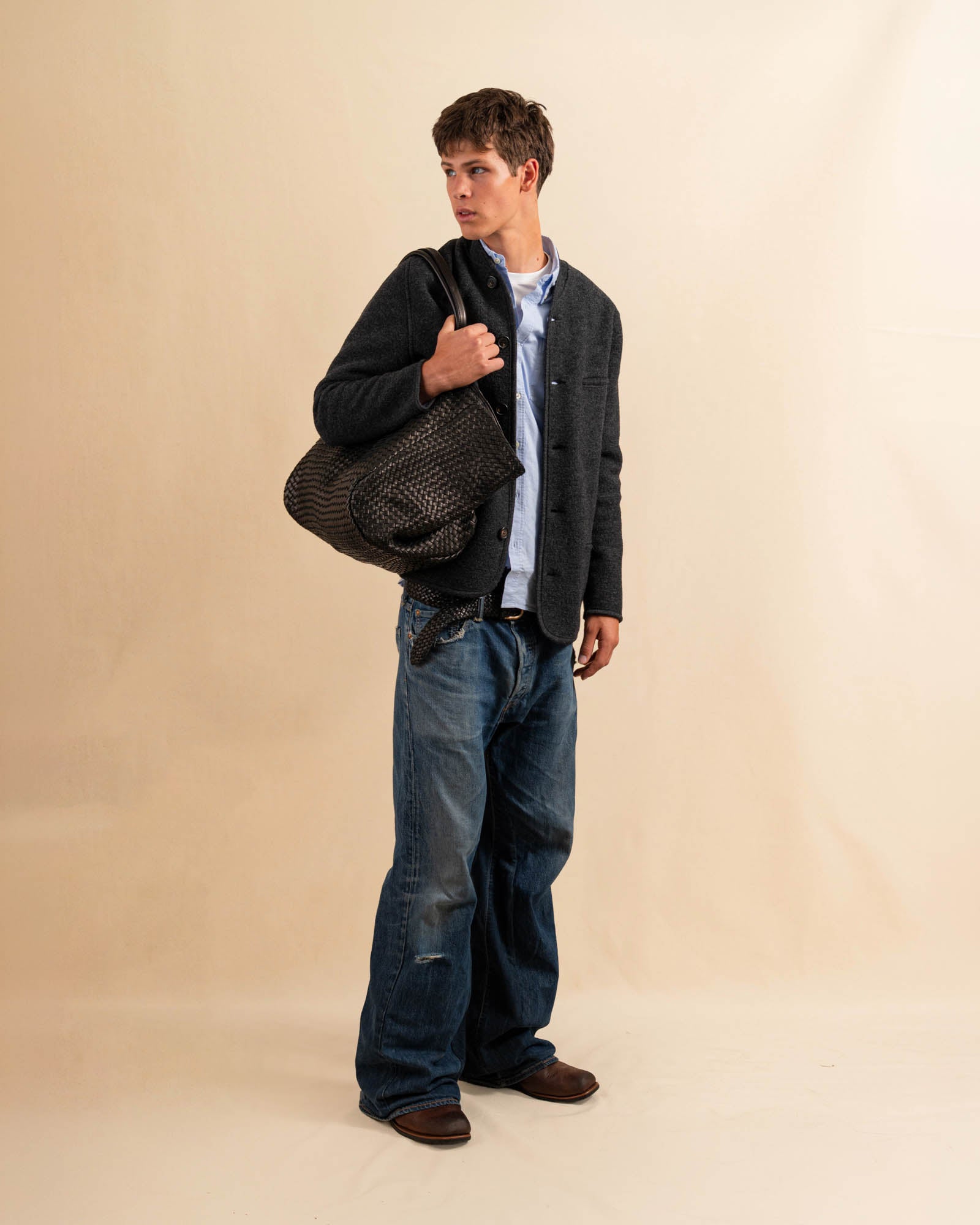 Die Tyrolean Jacket AMADEO aus hochwertigem Wollwalk verbindet alpine Tradition mit modernem Unisex-Schnitt. Knopfverschluss, eine aufgesetzte Brusttasche und zwei Eingrifftaschen machen sie zum funktionalen wie stilsicheren Begleiter für kühle Tage. Robust, windabweisend und zeitlos.