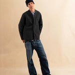 Die Tyrolean Jacket AMADEO aus hochwertigem Wollwalk verbindet alpine Tradition mit modernem Unisex-Schnitt. Knopfverschluss, eine aufgesetzte Brusttasche und zwei Eingrifftaschen machen sie zum funktionalen wie stilsicheren Begleiter für kühle Tage. Robust, windabweisend und zeitlos.
