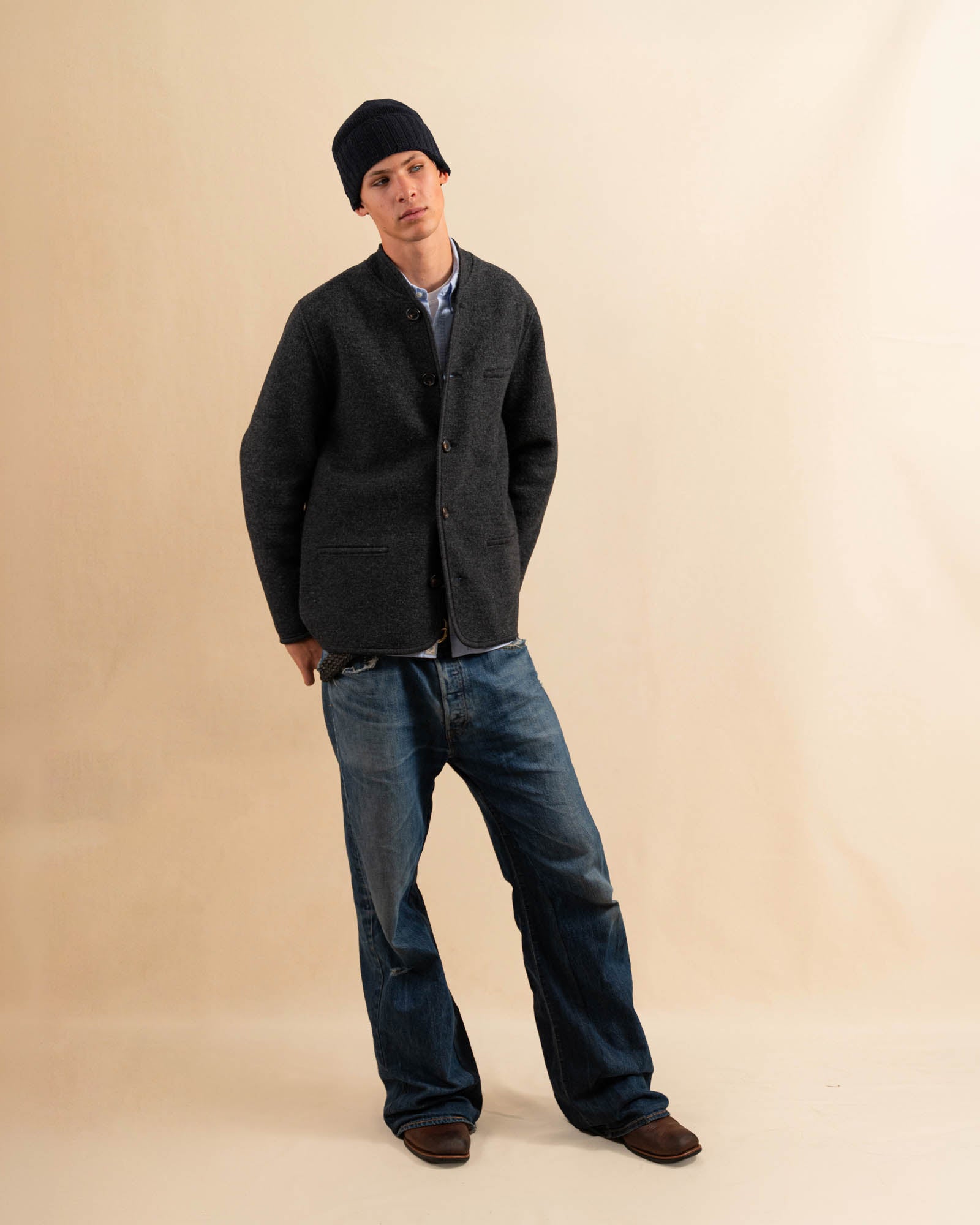 Die Tyrolean Jacket AMADEO aus hochwertigem Wollwalk verbindet alpine Tradition mit modernem Unisex-Schnitt. Knopfverschluss, eine aufgesetzte Brusttasche und zwei Eingrifftaschen machen sie zum funktionalen wie stilsicheren Begleiter für kühle Tage. Robust, windabweisend und zeitlos.