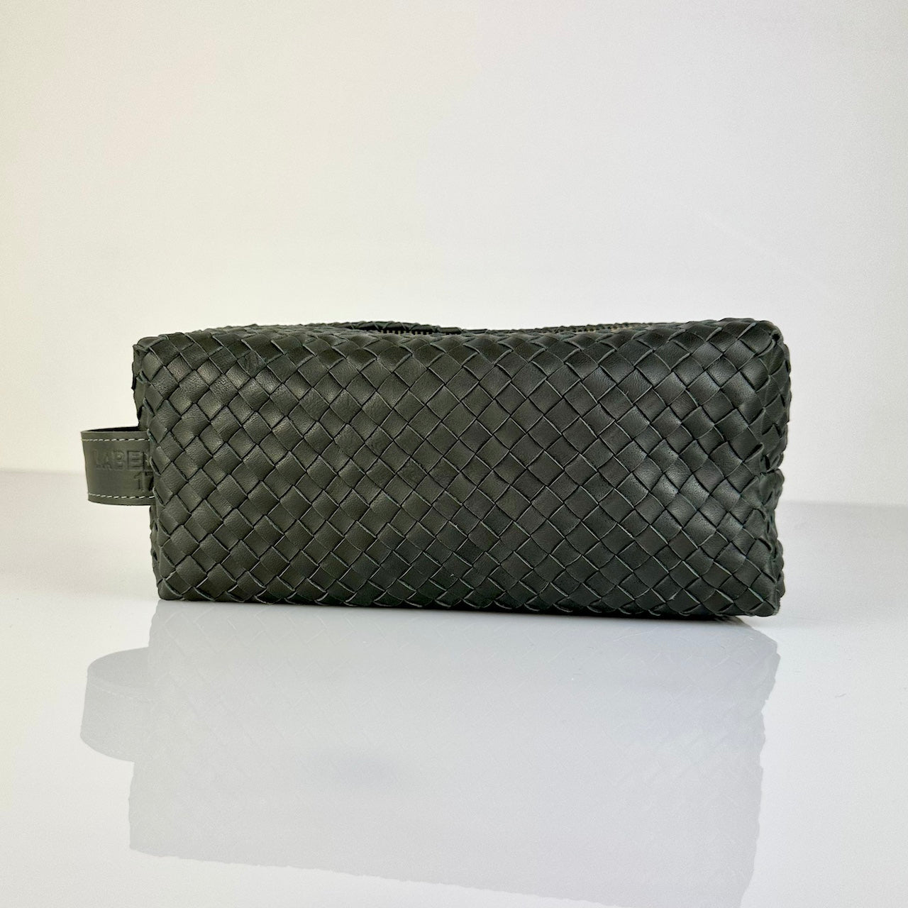 Das stilvolles Reise-Necessaire Travel Pouch VOYAGER von LABEL17 ist mit Reissverschluss und Seitenfächern versehen. Das Leder ist von Hand geflochten und von innen mit Nylon ausgeschlagen. Handgefertigt in Marokko.