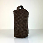 Das stilvolles Reise-Necessaire Travel Pouch VOYAGER von LABEL17 ist mit Reissverschluss und Seitenfächern versehen. Das Leder ist von Hand geflochten und von innen mit Nylon ausgeschlagen. Handgefertigt in Marokko.