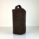 Das stilvolles Reise-Necessaire Travel Pouch VOYAGER von LABEL17 ist mit Reissverschluss und Seitenfächern versehen. Das Leder ist von Hand geflochten und von innen mit Nylon ausgeschlagen. Handgefertigt in Marokko.