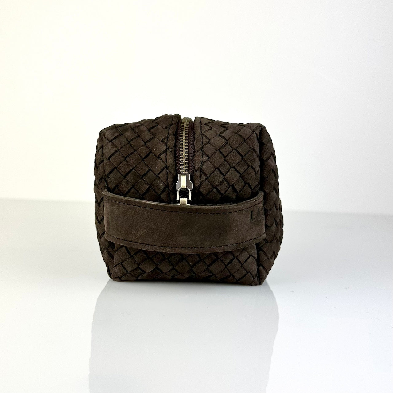 Das stilvolles Reise-Necessaire Travel Pouch VOYAGER von LABEL17 ist mit Reissverschluss und Seitenfächern versehen. Das Leder ist von Hand geflochten und von innen mit Nylon ausgeschlagen. 