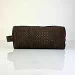 Das stilvolles Reise-Necessaire Travel Pouch VOYAGER von LABEL17 ist mit Reissverschluss und Seitenfächern versehen. Das Leder ist von Hand geflochten und von innen mit Nylon ausgeschlagen. 