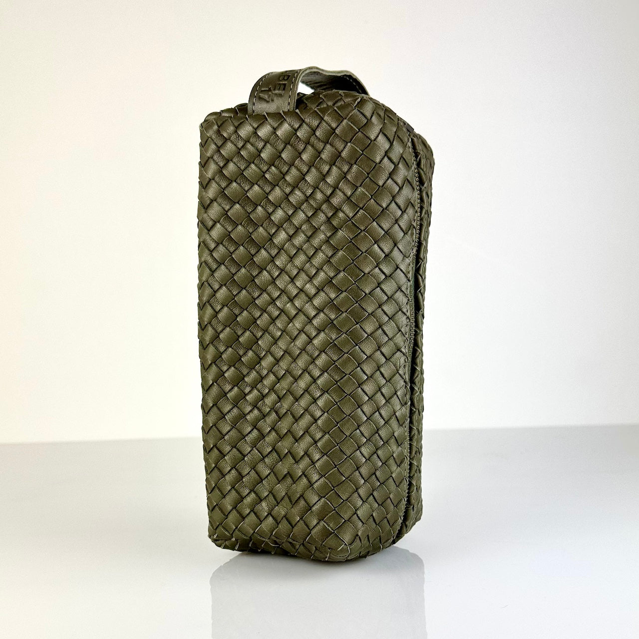 Das stilvolles Reise-Necessaire Travel Pouch VOYAGER von LABEL17 ist mit Reissverschluss und Seitenfächern versehen. Das Leder ist von Hand geflochten und von innen mit Nylon ausgeschlagen. Handgefertigt in Marokko.