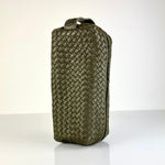 Das stilvolles Reise-Necessaire Travel Pouch VOYAGER von LABEL17 ist mit Reissverschluss und Seitenfächern versehen. Das Leder ist von Hand geflochten und von innen mit Nylon ausgeschlagen. Handgefertigt in Marokko.