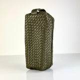 Das stilvolles Reise-Necessaire Travel Pouch VOYAGER von LABEL17 ist mit Reissverschluss und Seitenfächern versehen. Das Leder ist von Hand geflochten und von innen mit Nylon ausgeschlagen. Handgefertigt in Marokko.
