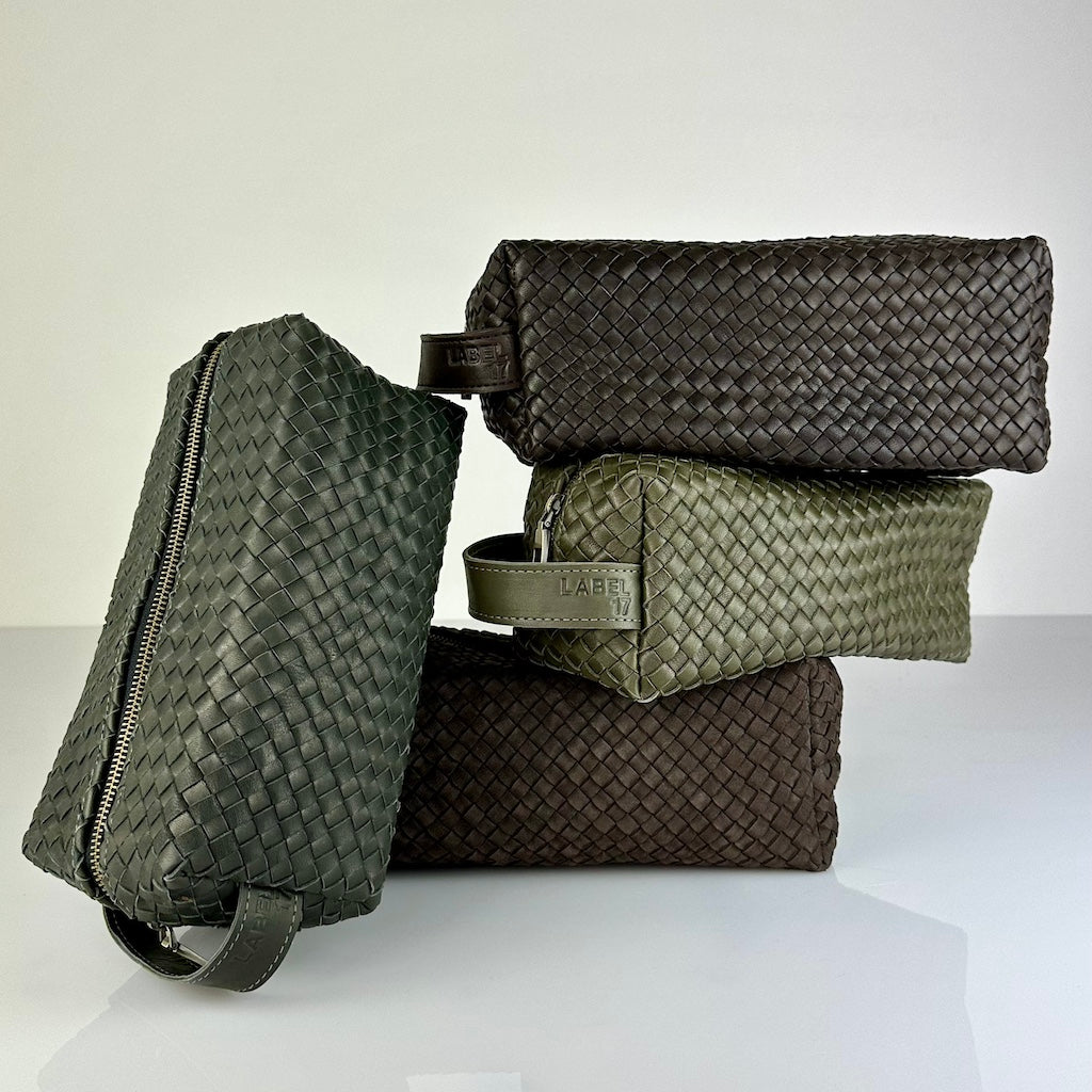 Das stilvolles Reise-Necessaire Travel Pouch VOYAGER von LABEL17 ist mit Reissverschluss und Seitenfächern versehen. Das Leder ist von Hand geflochten und von innen mit Nylon ausgeschlagen. 