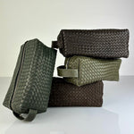 Das stilvolles Reise-Necessaire Travel Pouch VOYAGER von LABEL17 ist mit Reissverschluss und Seitenfächern versehen. Das Leder ist von Hand geflochten und von innen mit Nylon ausgeschlagen. 