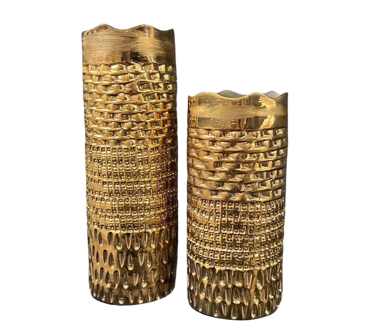 Die Vase Chacha tall von LABEL17 ist aus Keramik und vergoldet