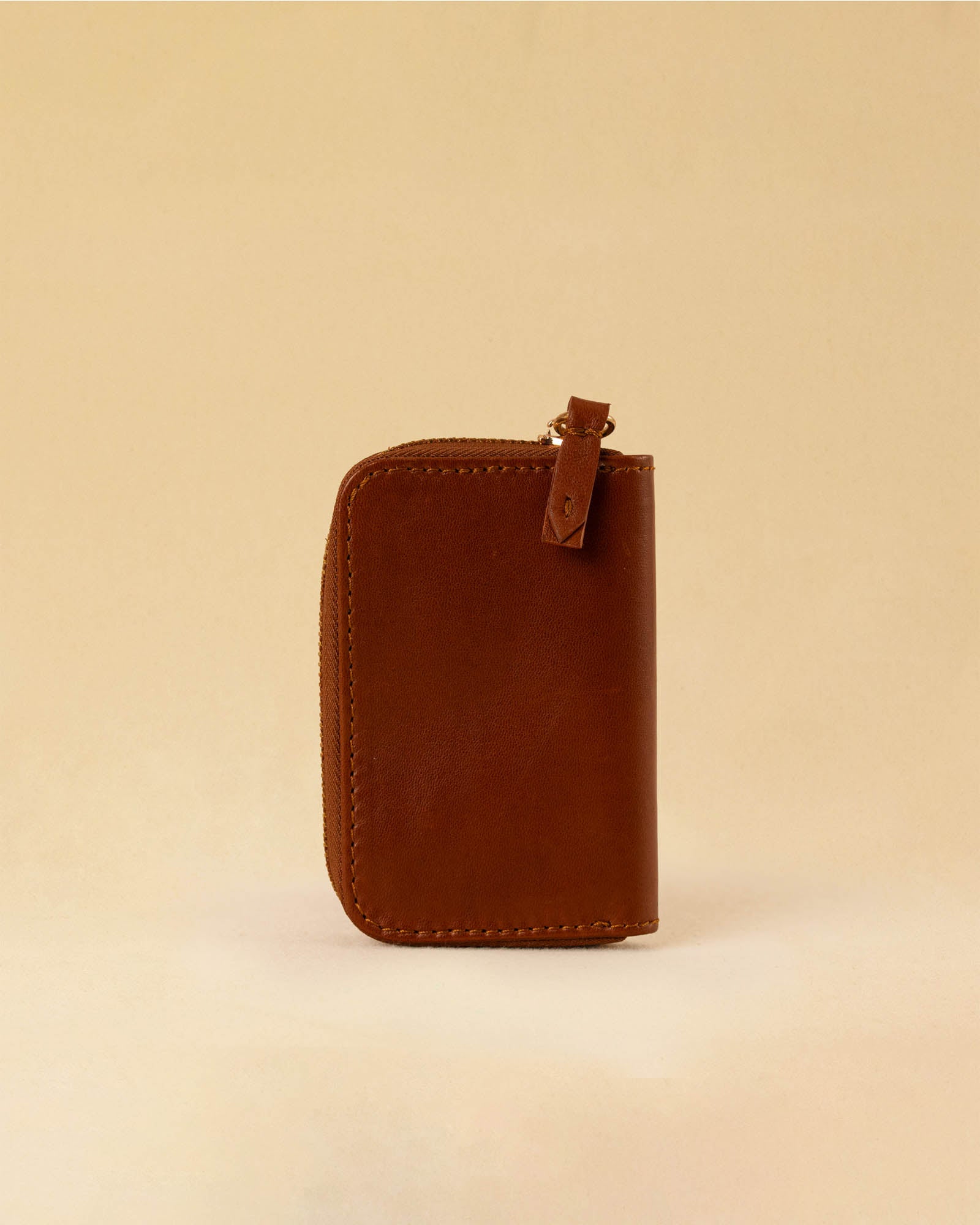 Unser Portemonnaie SOLA ist aus geschmeidigem Nappaleder gefertigt und besticht durch die handliche Grösse. Mit Platz für Karten und Kleinwaren wird es mühelos vom Alltagsbegleiter zum Reiseaccessoire.