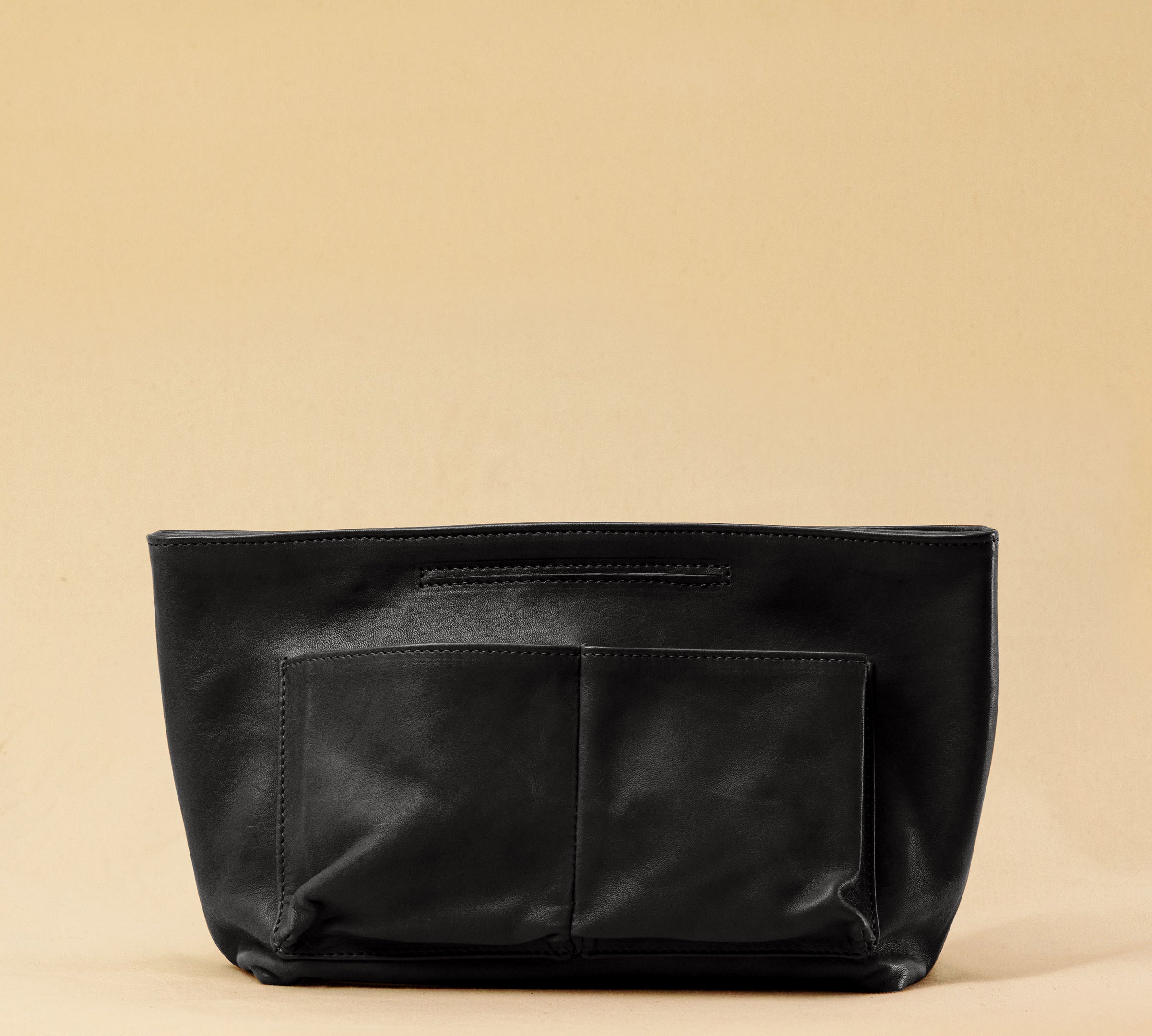 The Bag Organizer PENNY by LABEL17 is crafted from supple nappa leather and brings effortless style and order to large handbags. With integrated outer and inner compartments and a magnetic closure, it fits perfectly into our Shoulder Bag ORIGINAL.