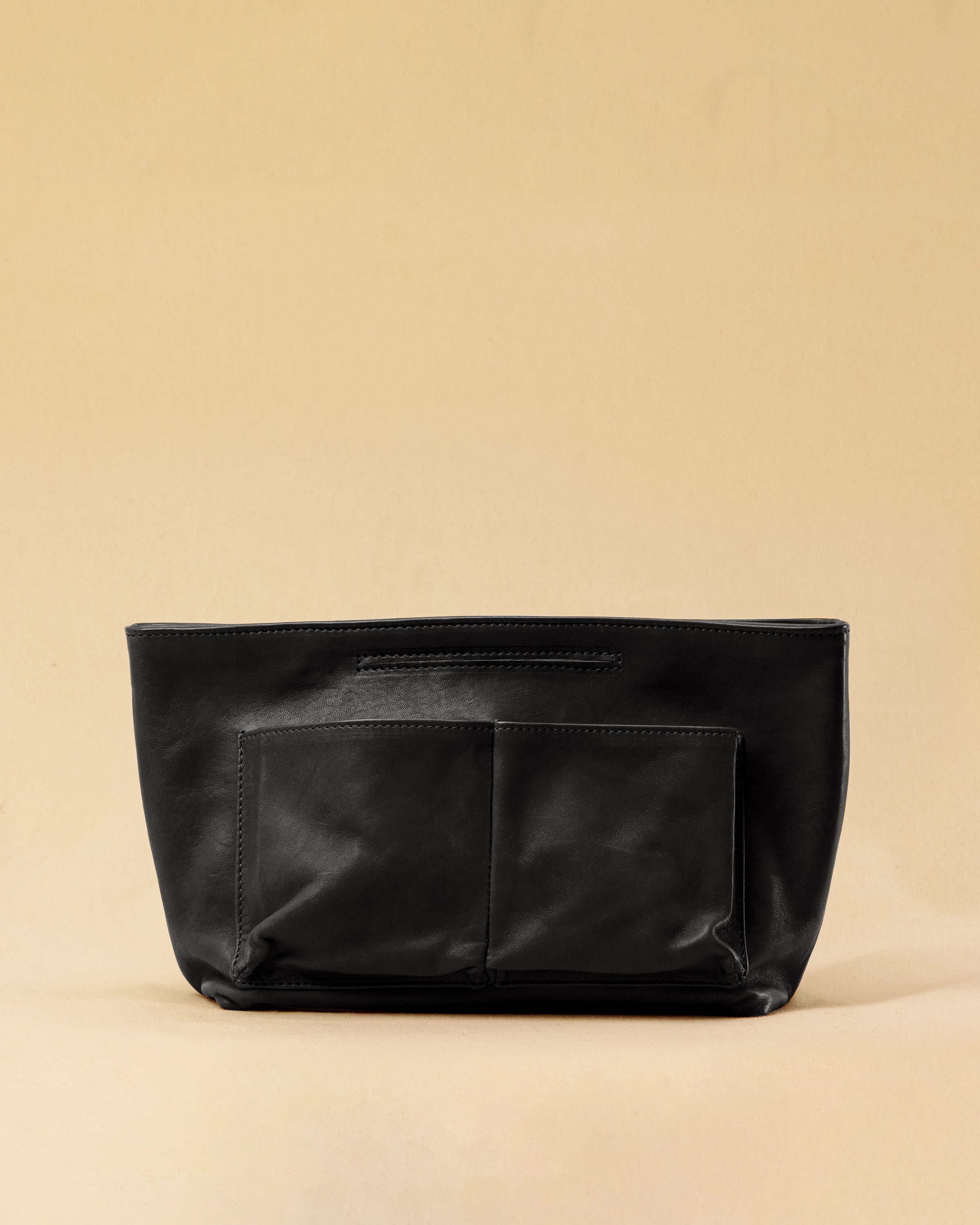 The Bag Organizer PENNY by LABEL17 is crafted from supple nappa leather and brings effortless style and order to large handbags. With integrated outer and inner compartments and a magnetic closure, it fits perfectly into our Shoulder Bag ORIGINAL.