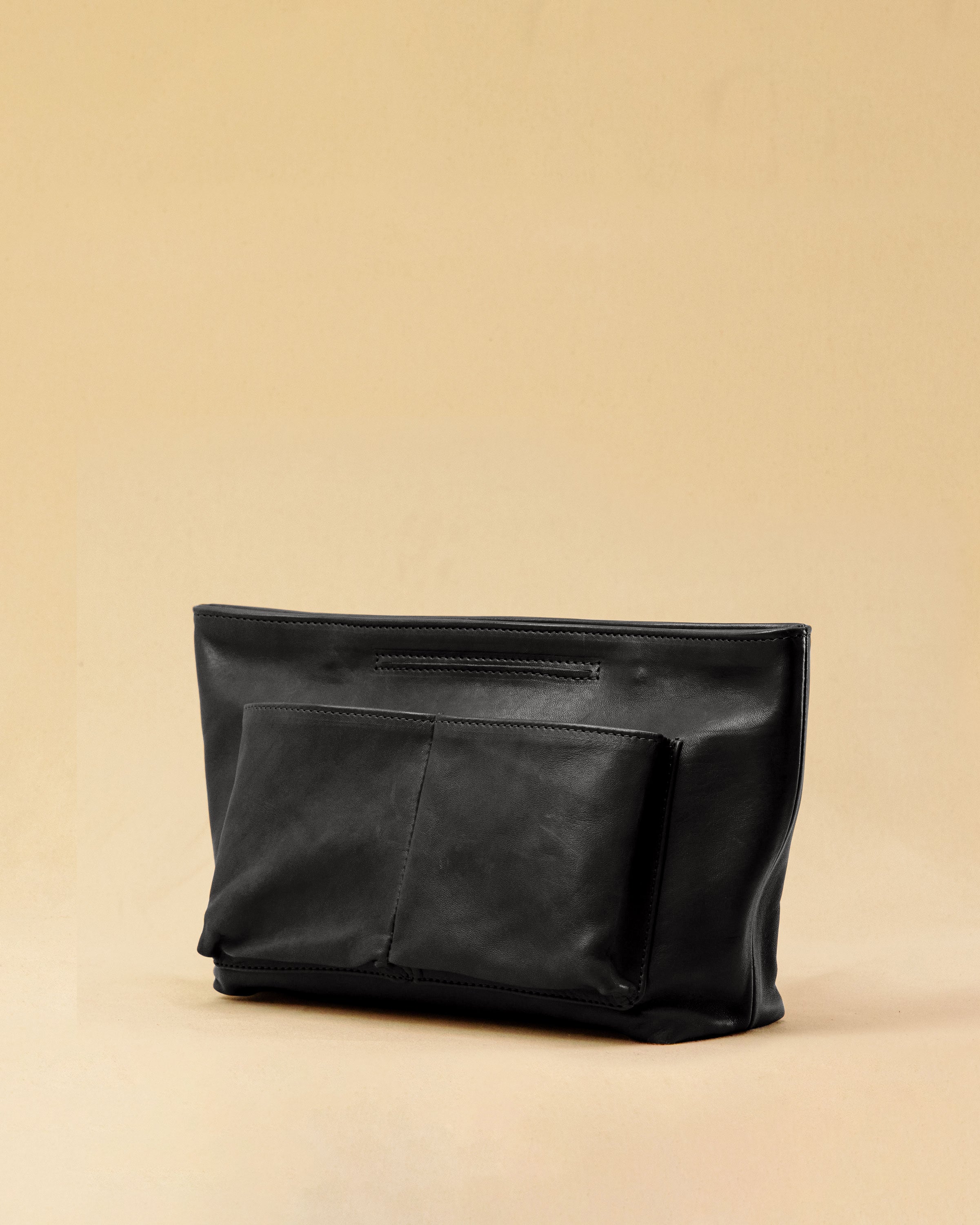 The Bag Organizer PENNY by LABEL17 is crafted from supple nappa leather and brings effortless style and order to large handbags. With integrated outer and inner compartments and a magnetic closure, it fits perfectly into our Shoulder Bag ORIGINAL.