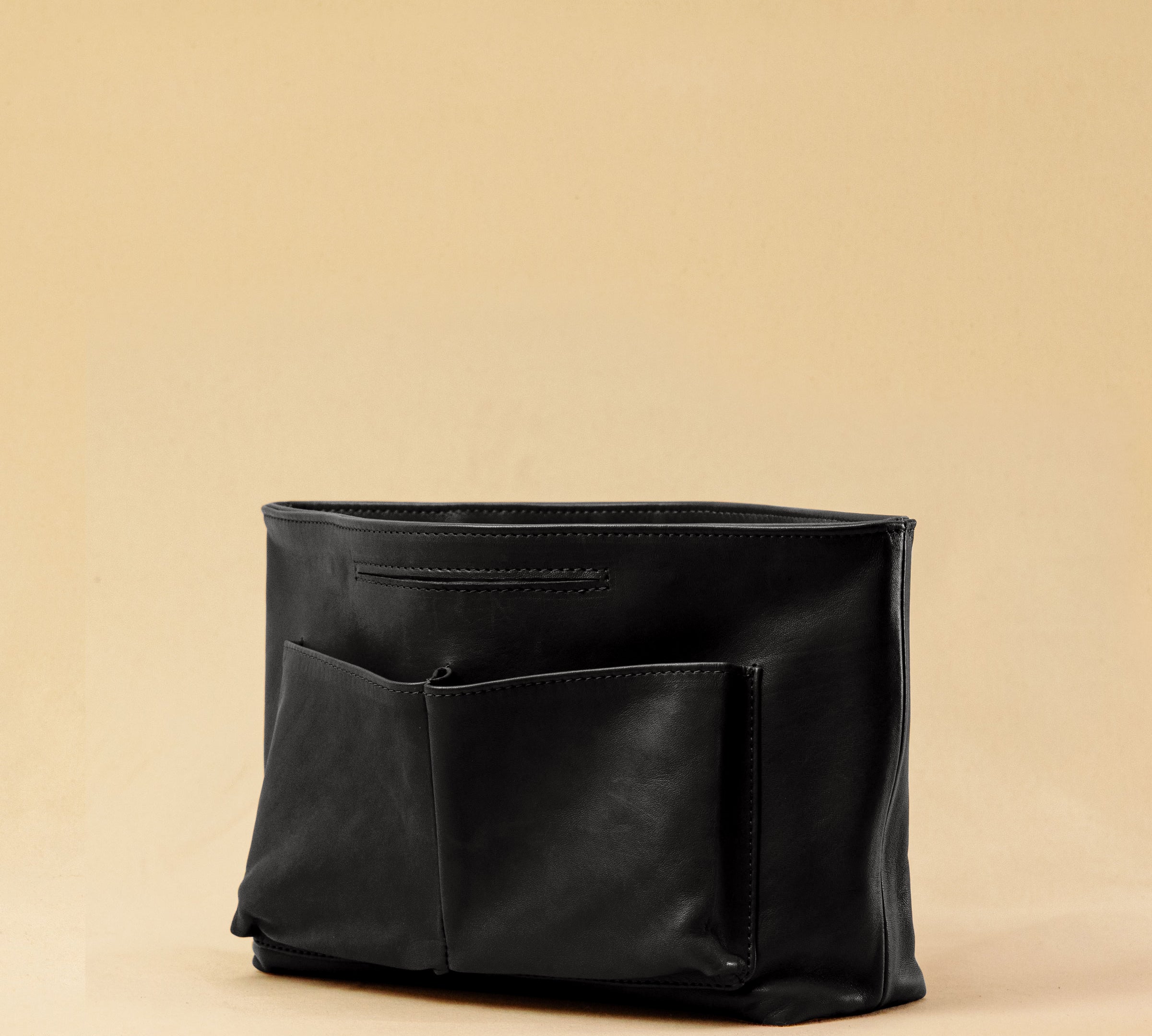 The Bag Organizer PENNY by LABEL17 is crafted from supple nappa leather and brings effortless style and order to large handbags. With integrated outer and inner compartments and a magnetic closure, it fits perfectly into our Shoulder Bag ORIGINAL.