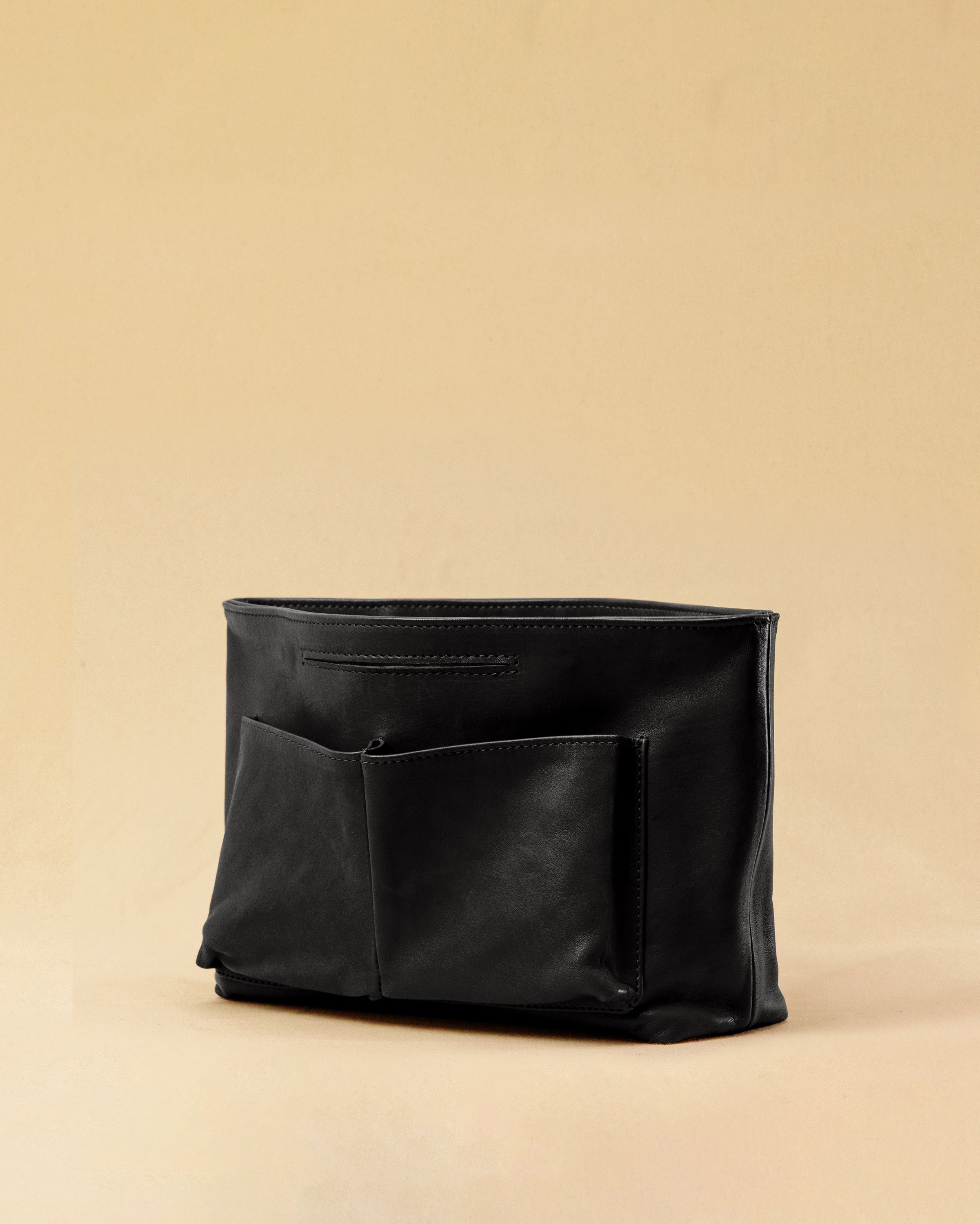 The Bag Organizer PENNY by LABEL17 is crafted from supple nappa leather and brings effortless style and order to large handbags. With integrated outer and inner compartments and a magnetic closure, it fits perfectly into our Shoulder Bag ORIGINAL.