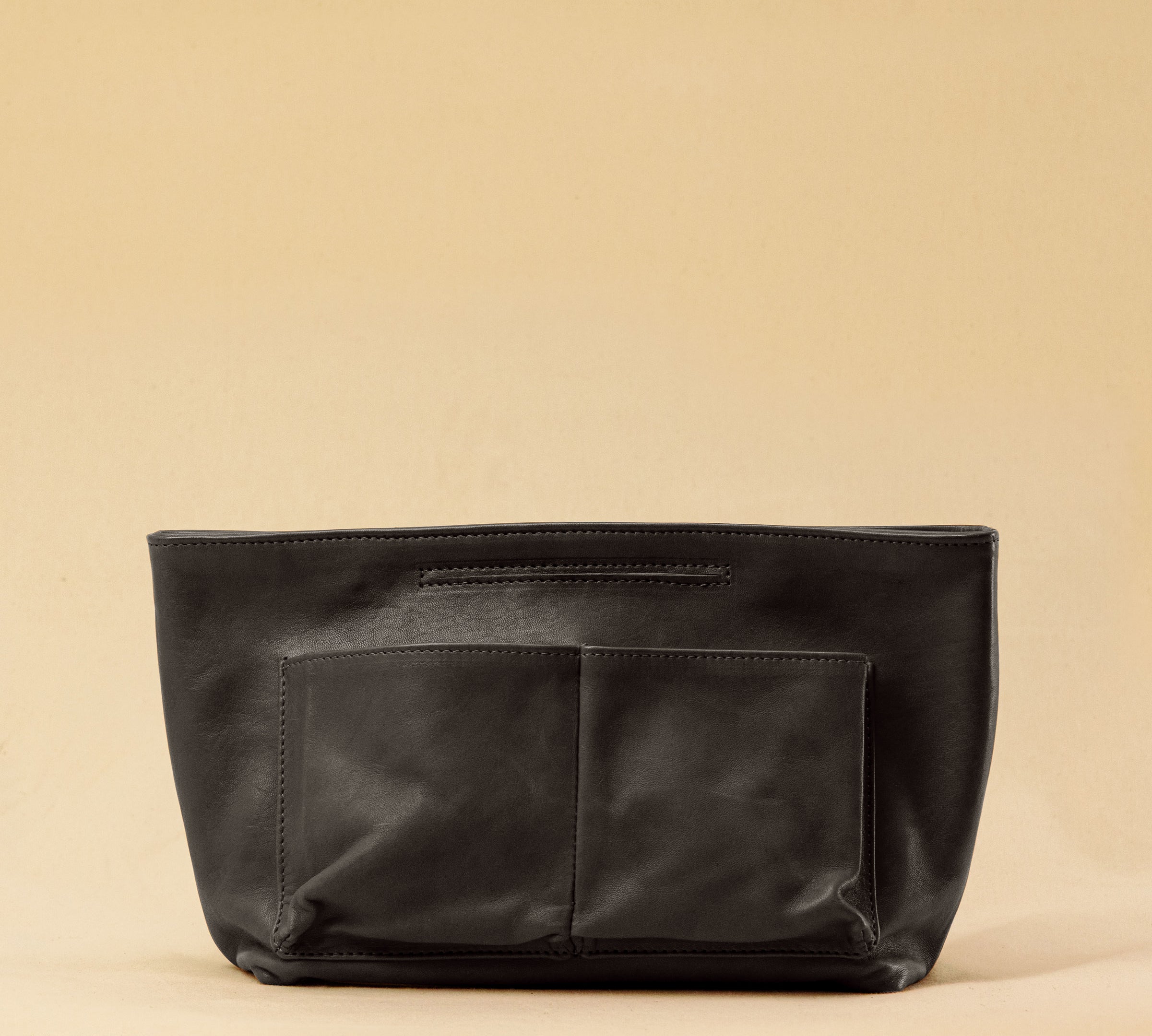 The Bag Organizer PENNY by LABEL17 is crafted from supple nappa leather and brings effortless style and order to large handbags. With integrated outer and inner compartments and a magnetic closure, it fits perfectly into our Shoulder Bag ORIGINAL.