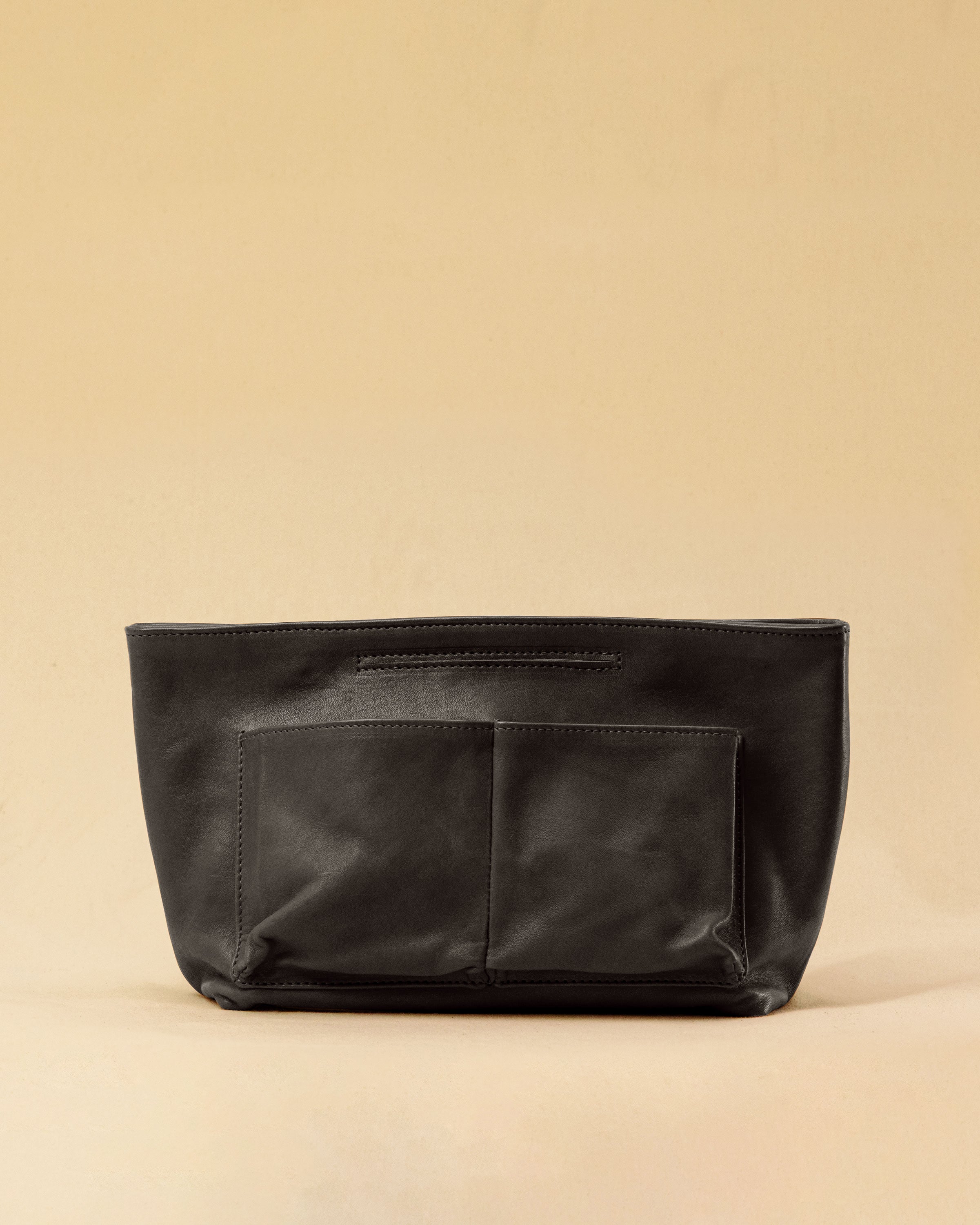 The Bag Organizer PENNY by LABEL17 is crafted from supple nappa leather and brings effortless style and order to large handbags. With integrated outer and inner compartments and a magnetic closure, it fits perfectly into our Shoulder Bag ORIGINAL.