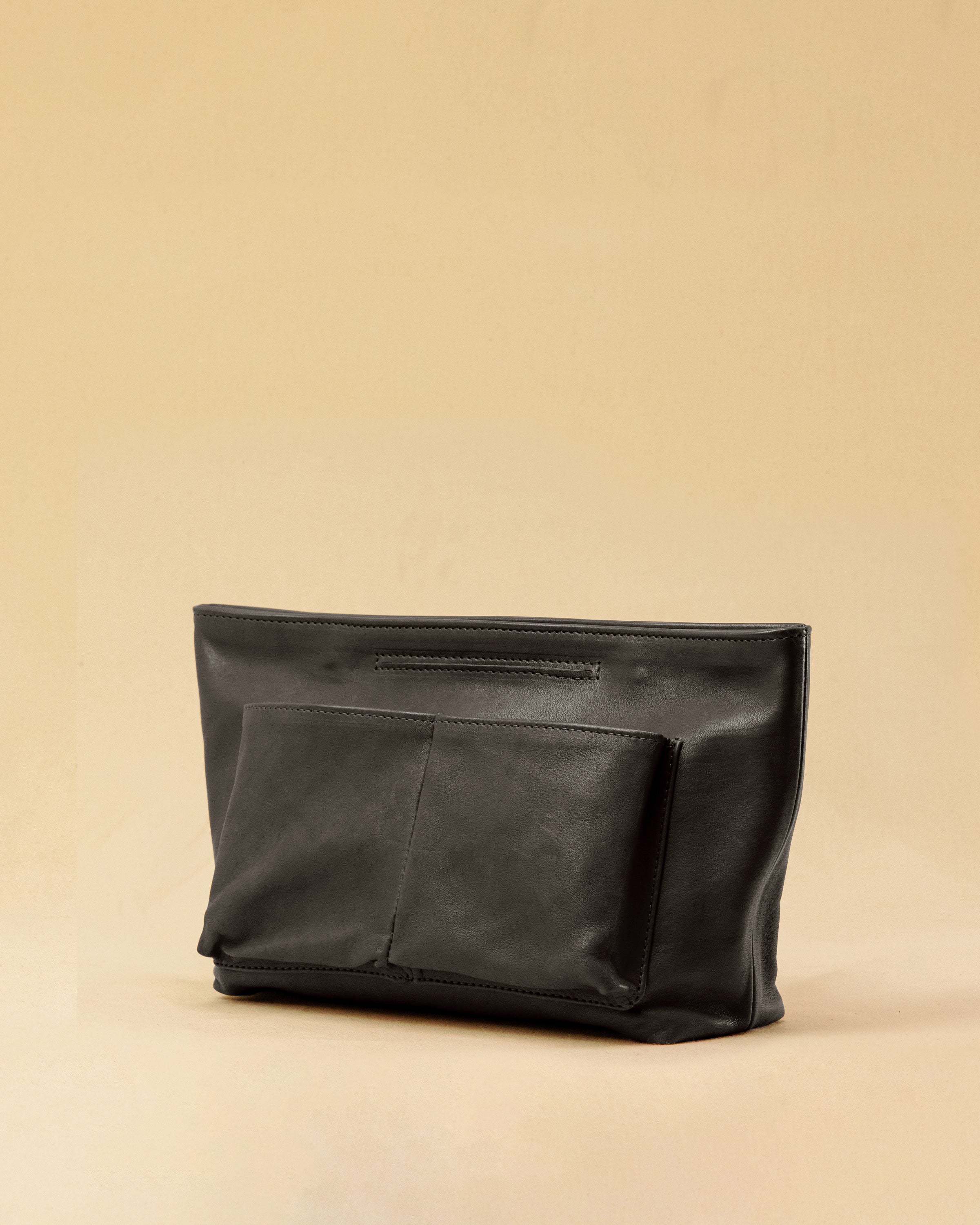 The Bag Organizer PENNY by LABEL17 is crafted from supple nappa leather and brings effortless style and order to large handbags. With integrated outer and inner compartments and a magnetic closure, it fits perfectly into our Shoulder Bag ORIGINAL.