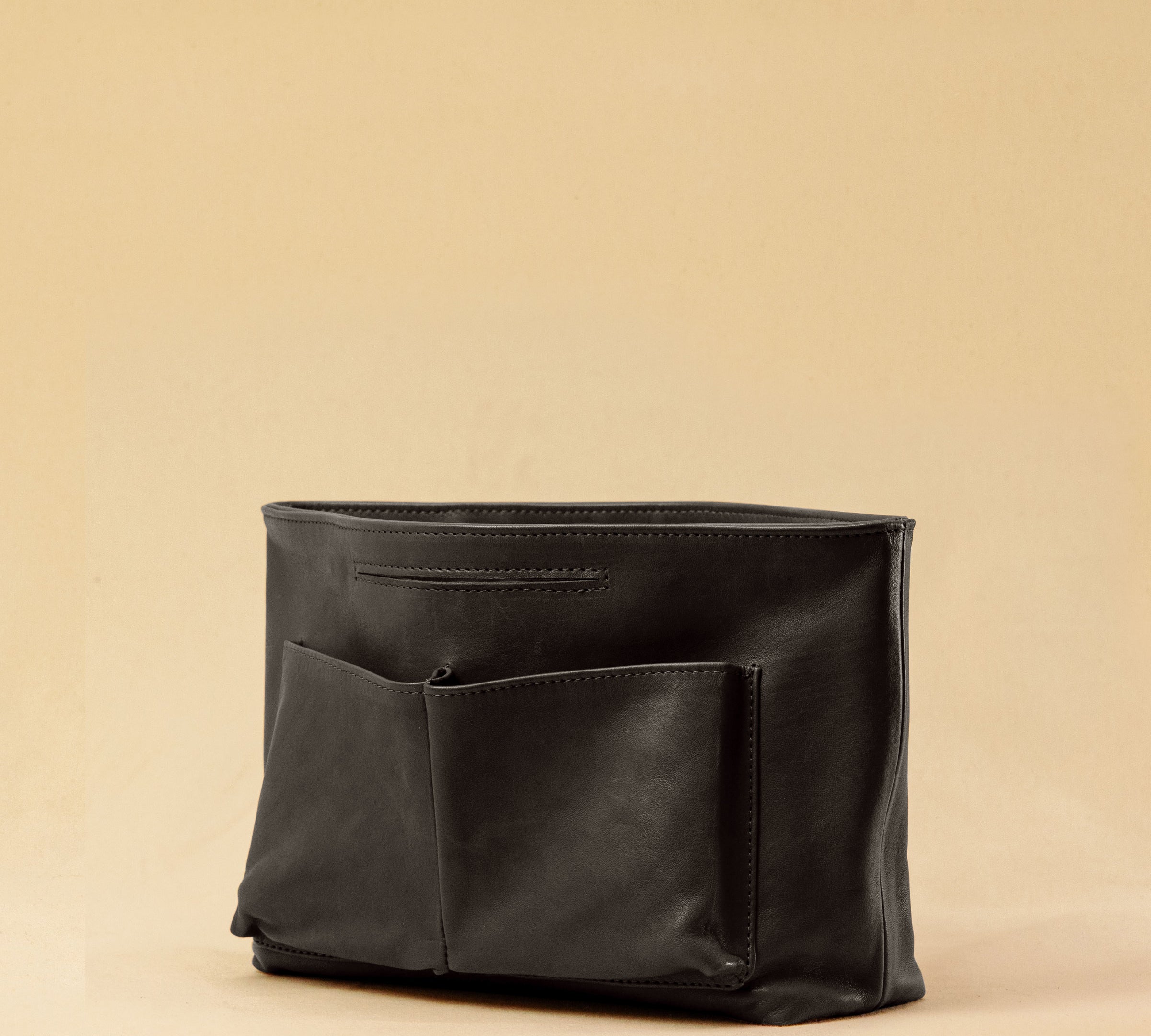 The Bag Organizer PENNY by LABEL17 is crafted from supple nappa leather and brings effortless style and order to large handbags. With integrated outer and inner compartments and a magnetic closure, it fits perfectly into our Shoulder Bag ORIGINAL.