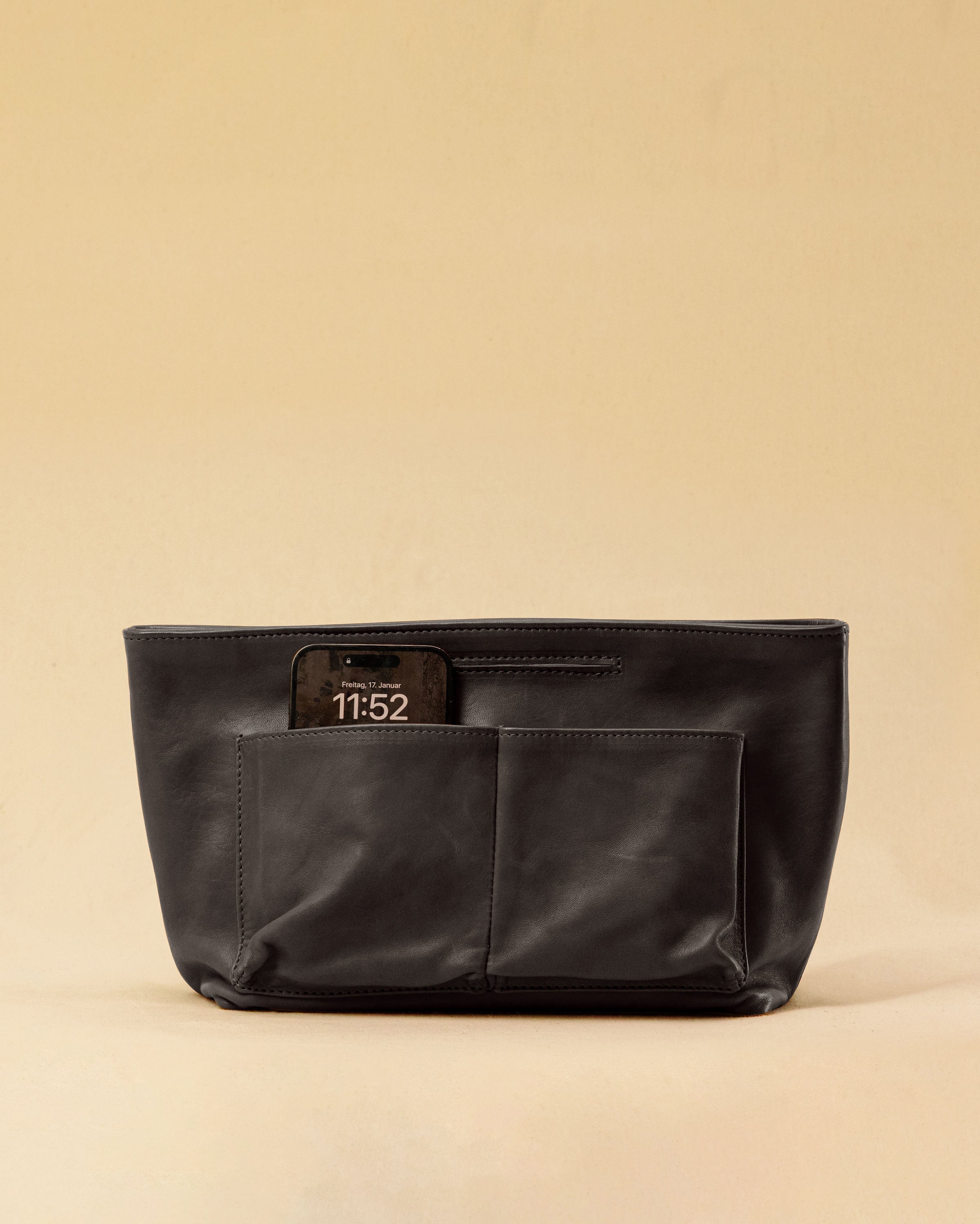The Bag Organizer PENNY by LABEL17 is crafted from supple nappa leather and brings effortless style and order to large handbags. With integrated outer and inner compartments and a magnetic closure, it fits perfectly into our Shoulder Bag ORIGINAL.