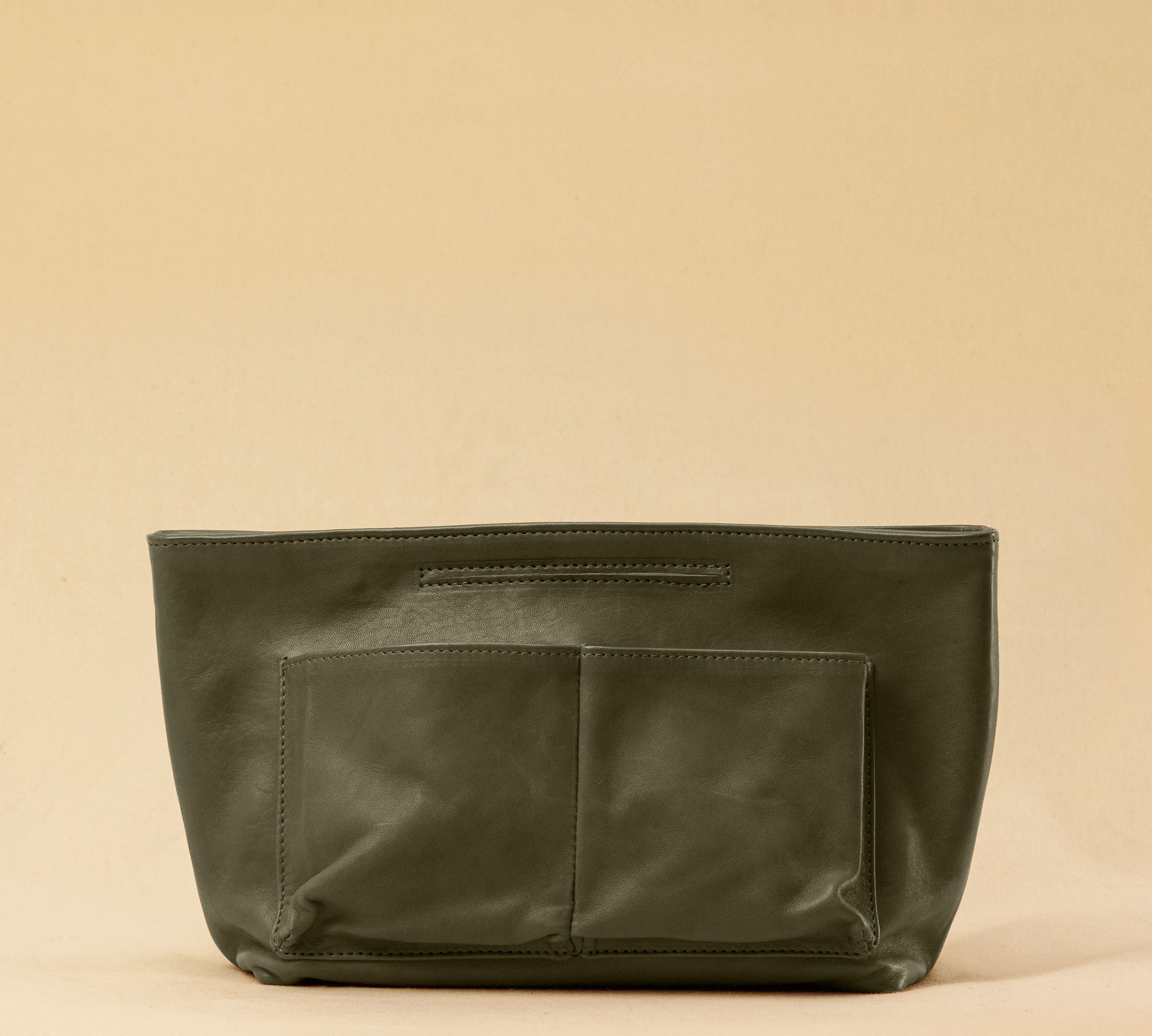 The Bag Organizer PENNY by LABEL17 is crafted from supple nappa leather and brings effortless style and order to large handbags. With integrated outer and inner compartments and a magnetic closure, it fits perfectly into our Shoulder Bag ORIGINAL.