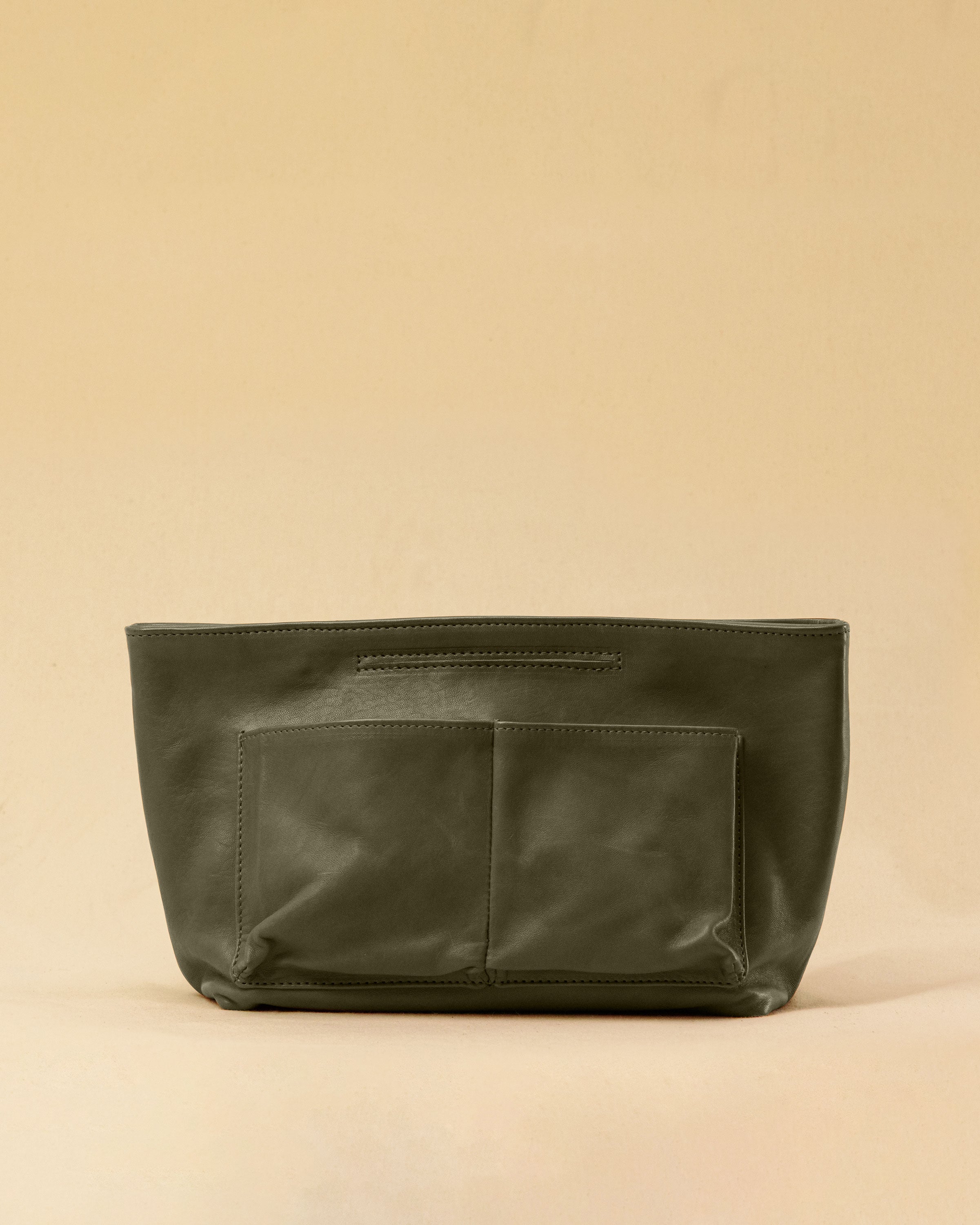 The Bag Organizer PENNY by LABEL17 is crafted from supple nappa leather and brings effortless style and order to large handbags. With integrated outer and inner compartments and a magnetic closure, it fits perfectly into our Shoulder Bag ORIGINAL.