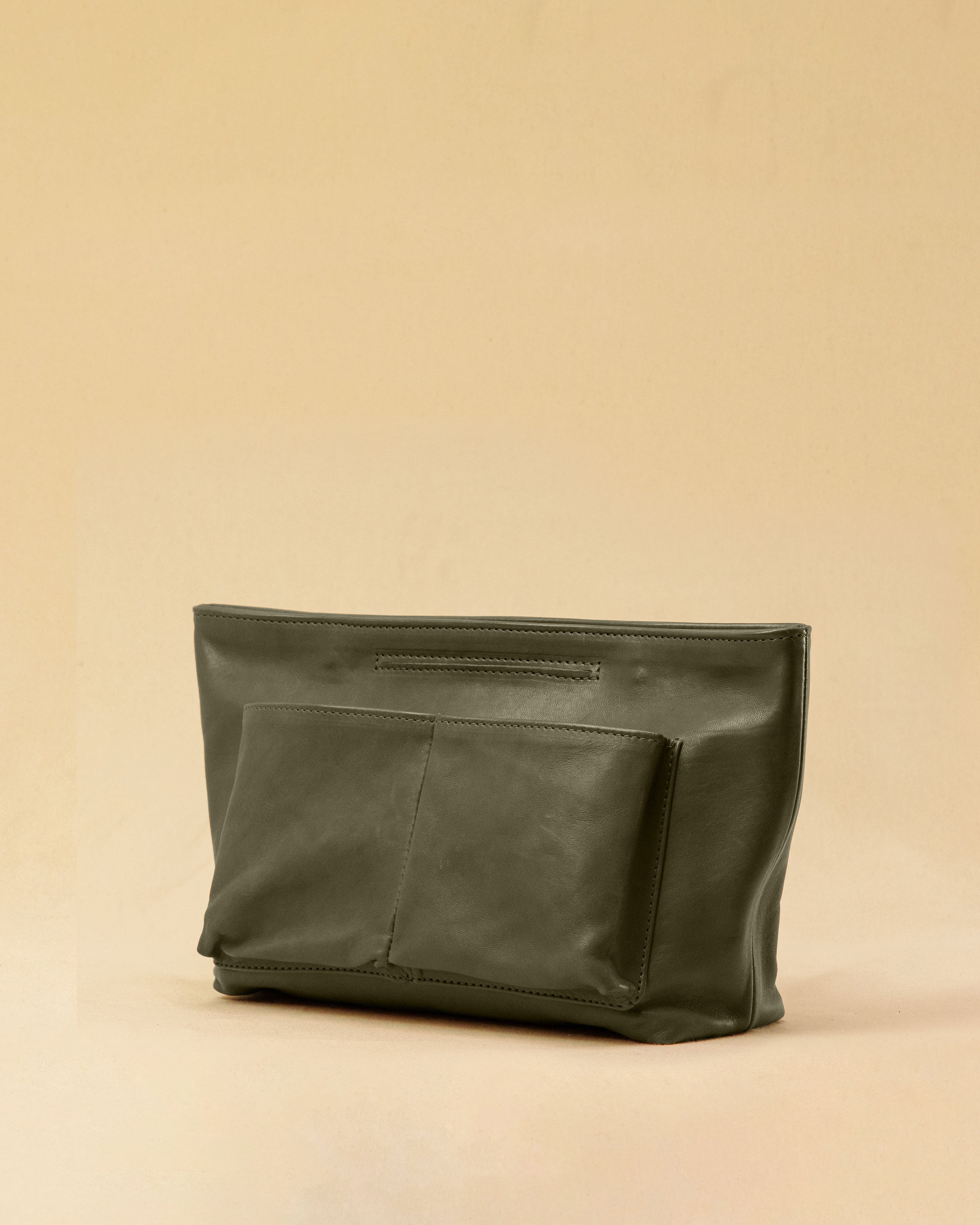 The Bag Organizer PENNY by LABEL17 is crafted from supple nappa leather and brings effortless style and order to large handbags. With integrated outer and inner compartments and a magnetic closure, it fits perfectly into our Shoulder Bag ORIGINAL.