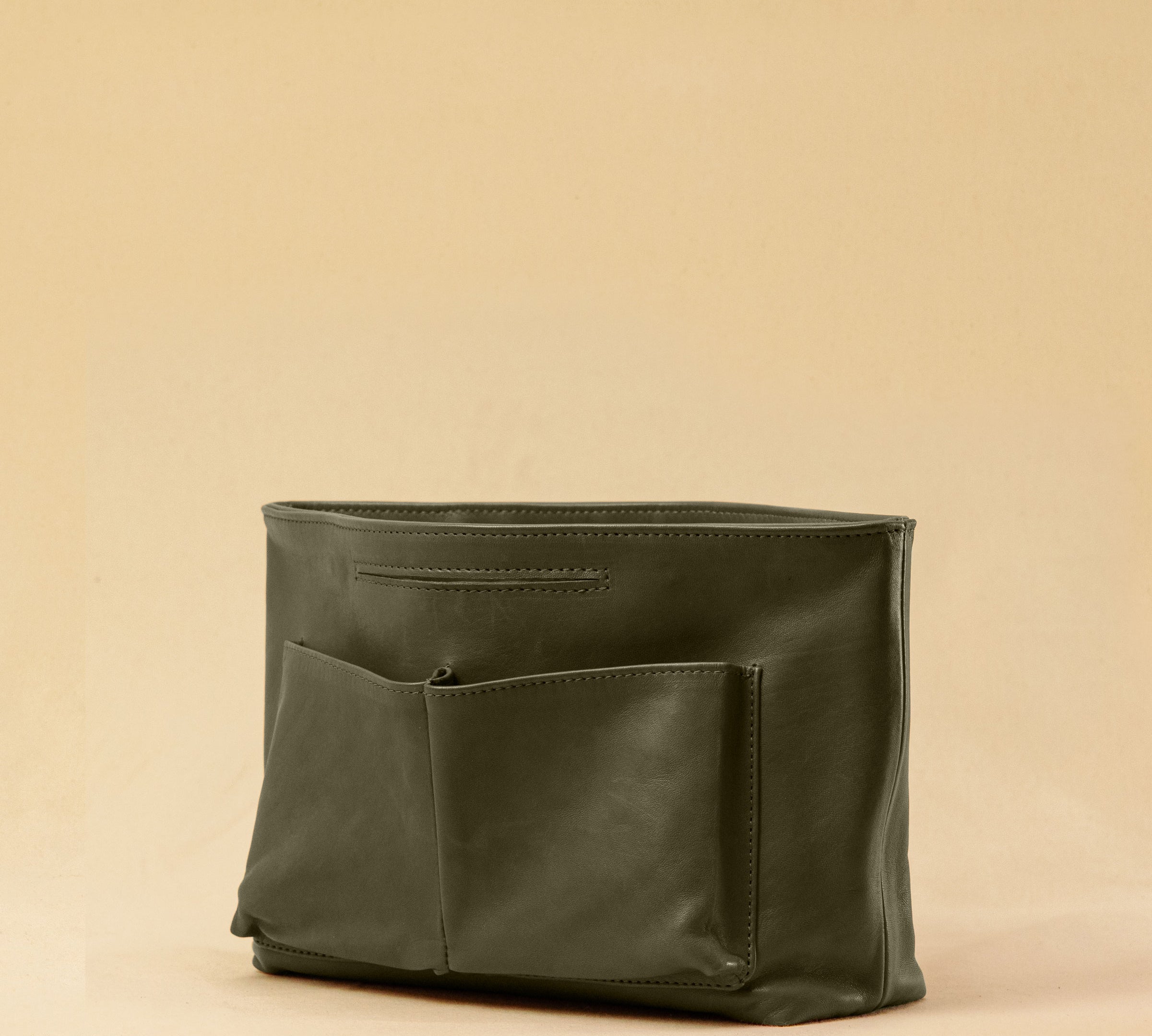 The Bag Organizer PENNY by LABEL17 is crafted from supple nappa leather and brings effortless style and order to large handbags. With integrated outer and inner compartments and a magnetic closure, it fits perfectly into our Shoulder Bag ORIGINAL.