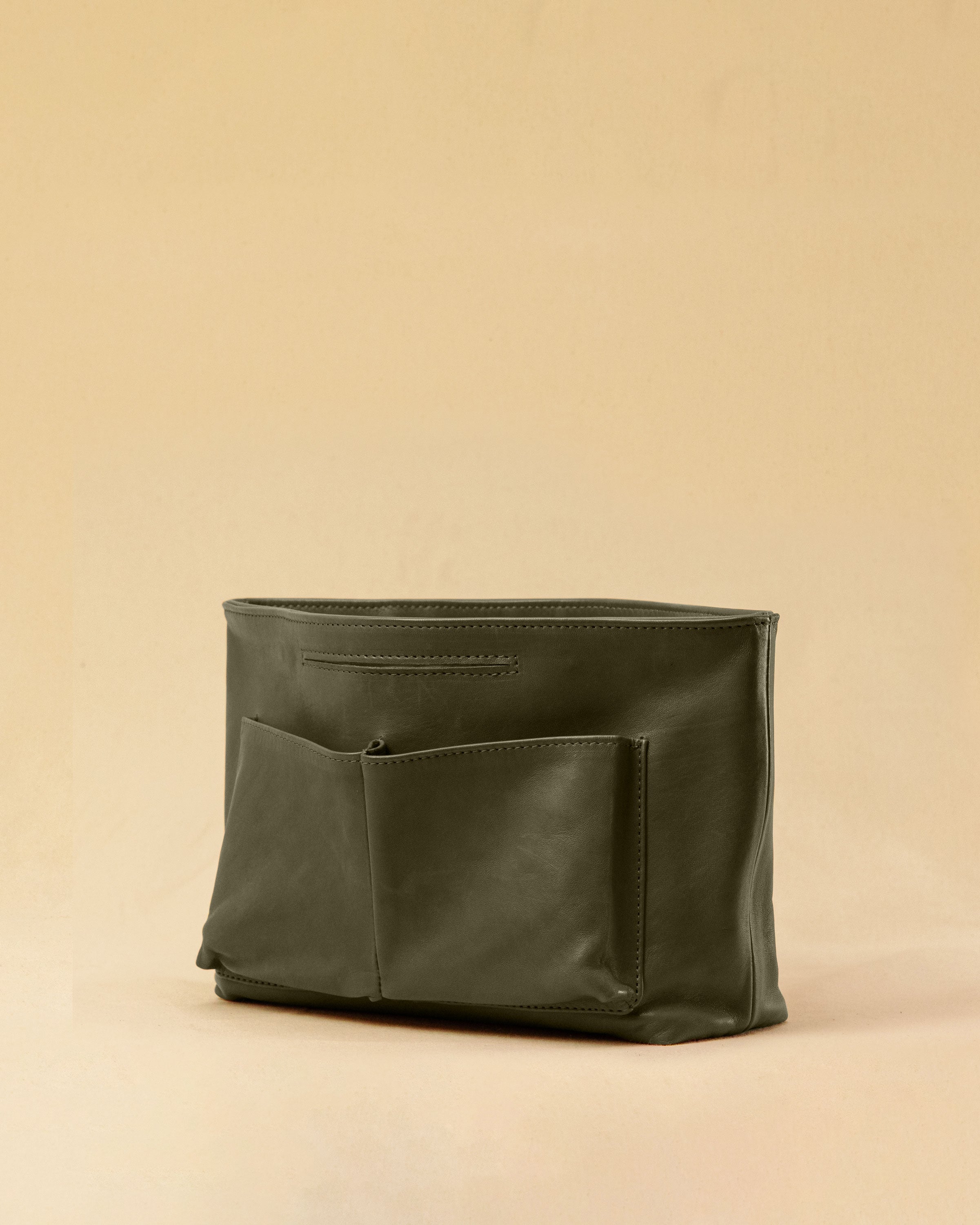 The Bag Organizer PENNY by LABEL17 is crafted from supple nappa leather and brings effortless style and order to large handbags. With integrated outer and inner compartments and a magnetic closure, it fits perfectly into our Shoulder Bag ORIGINAL.