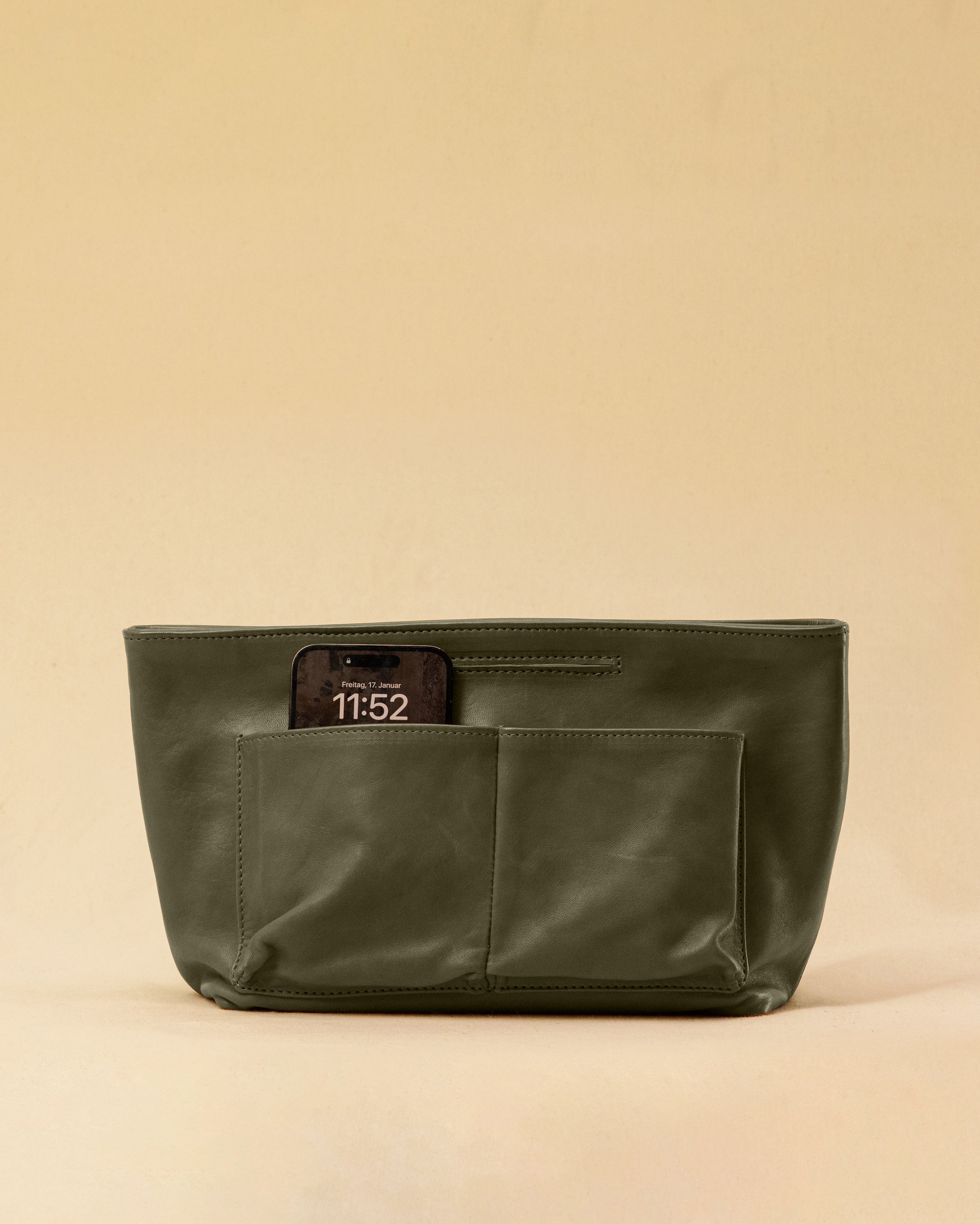 The Bag Organizer PENNY by LABEL17 is crafted from supple nappa leather and brings effortless style and order to large handbags. With integrated outer and inner compartments and a magnetic closure, it fits perfectly into our Shoulder Bag ORIGINAL.