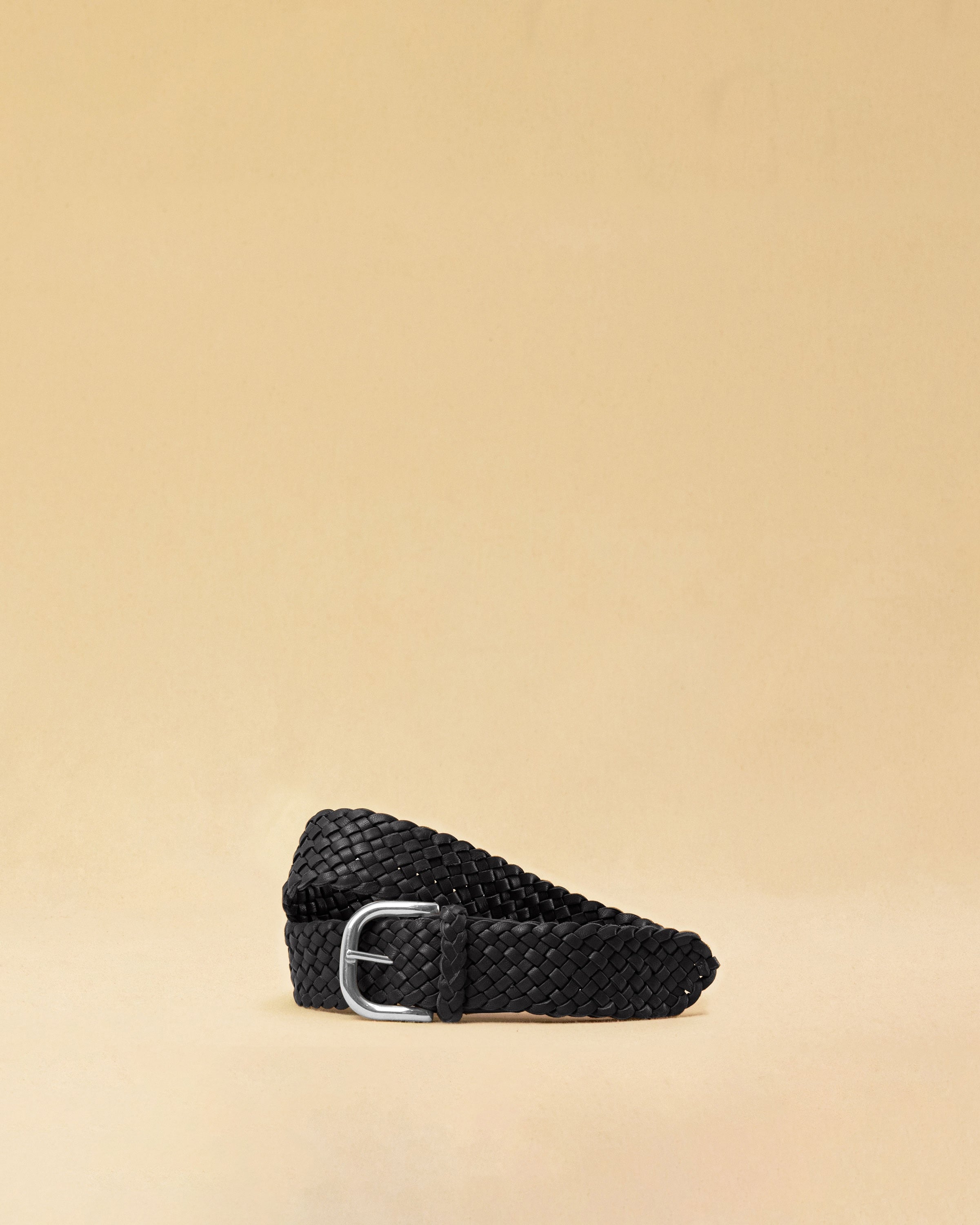 Braided Belt in Black von LABEL17: Gurt aus pflanzlich gegerbtem Lamm-Nappaleder, von Hand geflochten, mit silberfarbener Schnalle, handgeflochten in Marokko, fertiggestellt in der Schweiz.