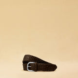 Braided Belt in Darkbrown von LABEL17: Gurt aus pflanzlich gegerbtem Lamm-Nappaleder, von Hand geflochten, mit silberfarbener Schnalle, handgefertigt in Marokko.