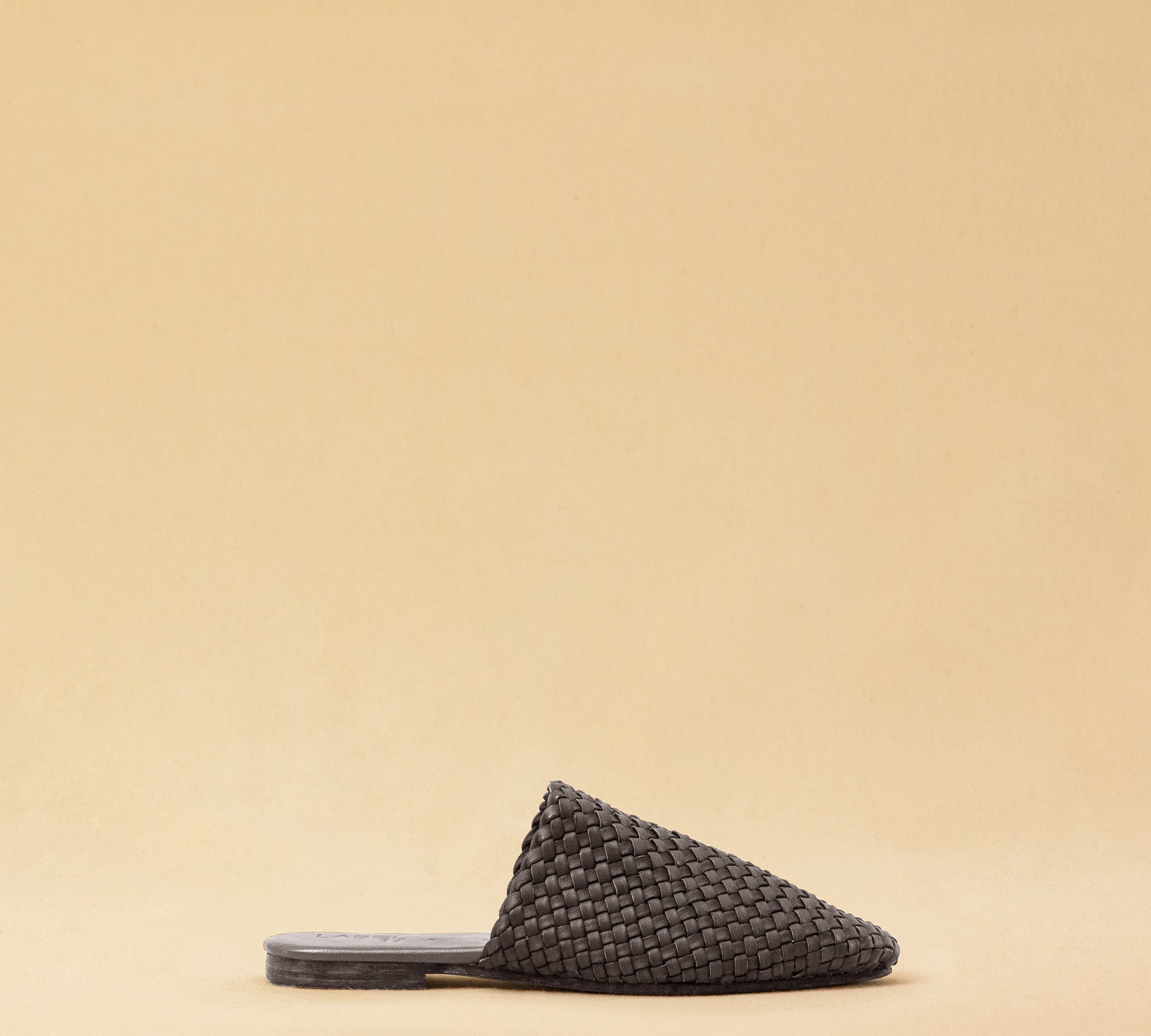 The Braided Mules COCO by LABEL17 are crafted from the finest vegetable-tanned lamb nappa leather and meticulously hand-braided. The delicate leather sole with a 1.5 cm heel ensures exceptional comfort and a refined silhouette. Handmade in Morocco.