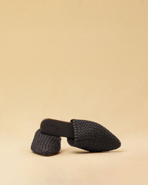 Von Hand geflochtene Mules COCO  aus geschmeidigem, pflanzlich gegerbtem Lamm-Nappaleder in Dunkelbraun von LABEL17, hergestellt in Marokko