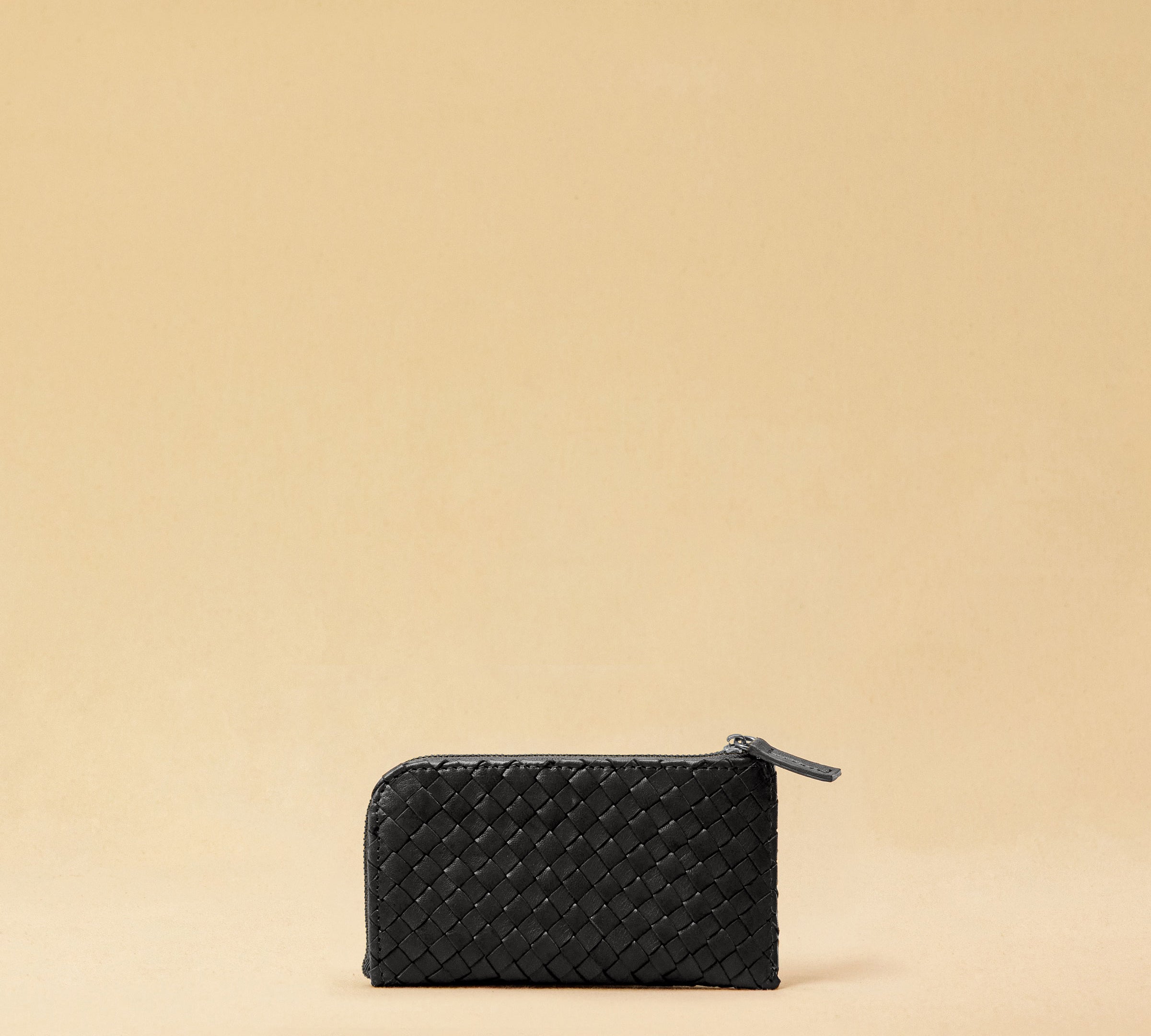 The three-piece Braided Portemonnaie TRINITY by LABEL17 is an ensemble of refined functionality and craftsmanship – made from supple, hand-braided nappa leather. It features a woven zip-around case and two removable inner pouches: one for cards, one for coins.
Handmade in Morocco.
