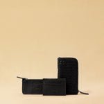The three-piece Braided Portemonnaie TRINITY by LABEL17 is an ensemble of refined functionality and craftsmanship – made from supple, hand-braided nappa leather. It features a woven zip-around case and two removable inner pouches: one for cards, one for coins.
Handmade in Morocco.