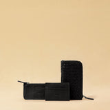 The three-piece Braided Portemonnaie TRINITY by LABEL17 is an ensemble of refined functionality and craftsmanship – made from supple, hand-braided nappa leather. It features a woven zip-around case and two removable inner pouches: one for cards, one for coins.
Handmade in Morocco.