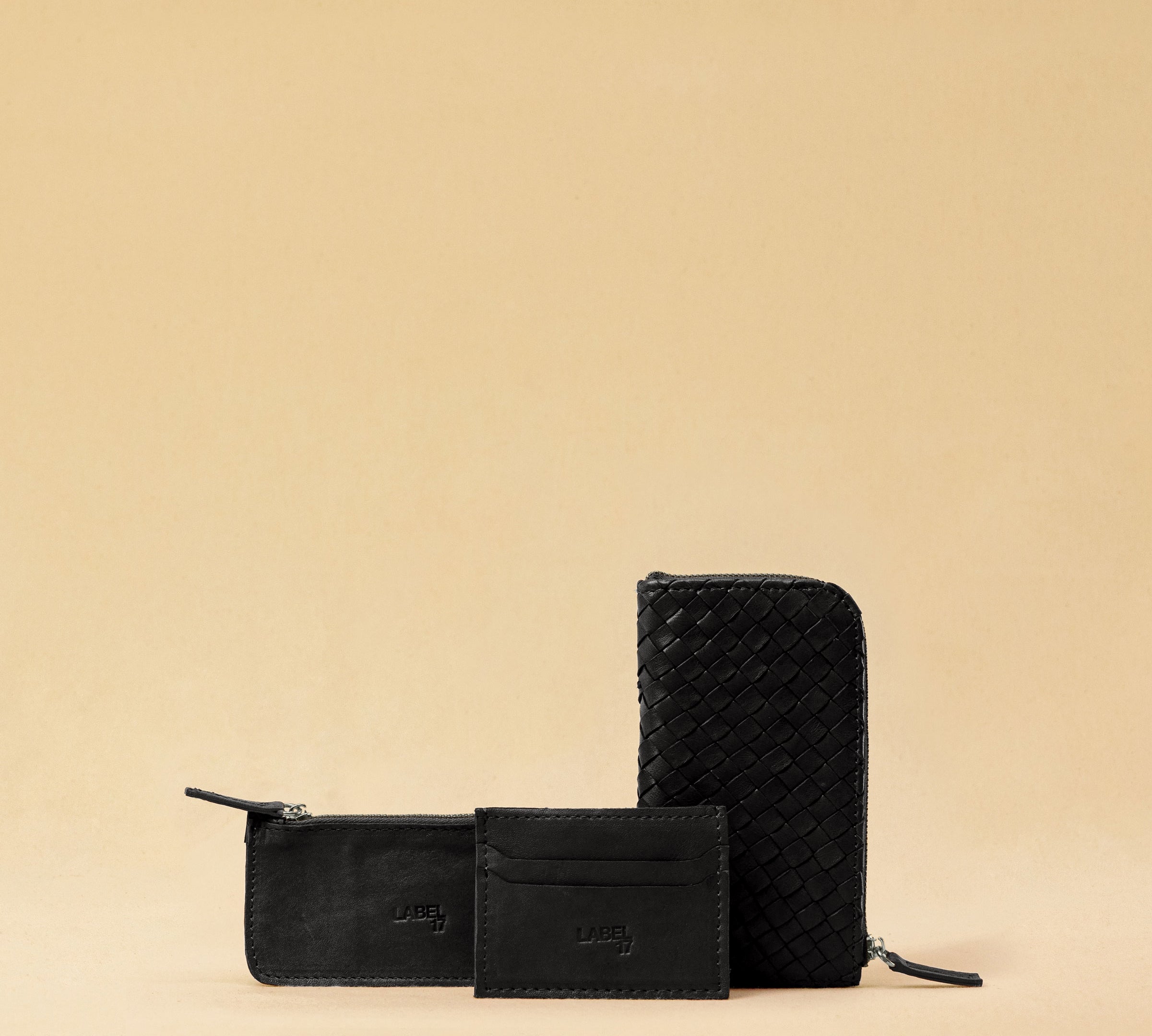 The three-piece Braided Portemonnaie TRINITY by LABEL17 is an ensemble of refined functionality and craftsmanship – made from supple, hand-braided nappa leather. It features a woven zip-around case and two removable inner pouches: one for cards, one for coins.
Handmade in Morocco.