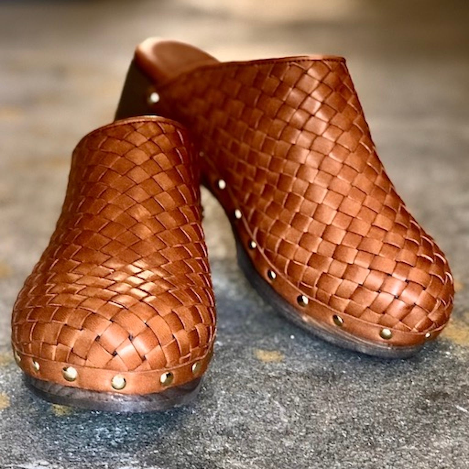 LABEL17 presents the Clogs Tresse in Cognac, with VIBRAM Sole, hand-braided lamb Nappaleather