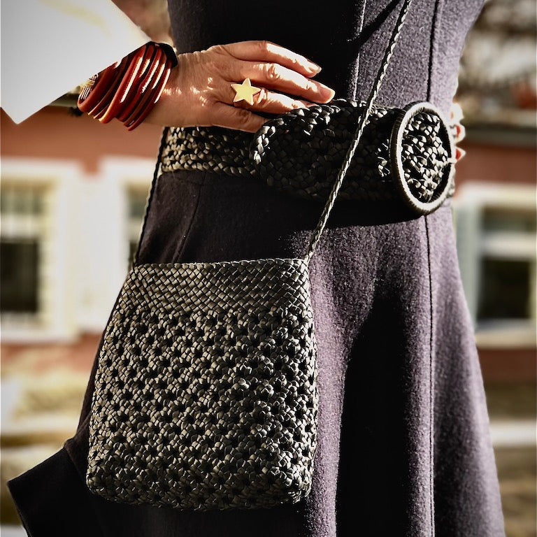 LABEL17 Crossbody Tasche und Gürtel aus handgeflochtenem Lammnappa, zusätzlich Armreifen.